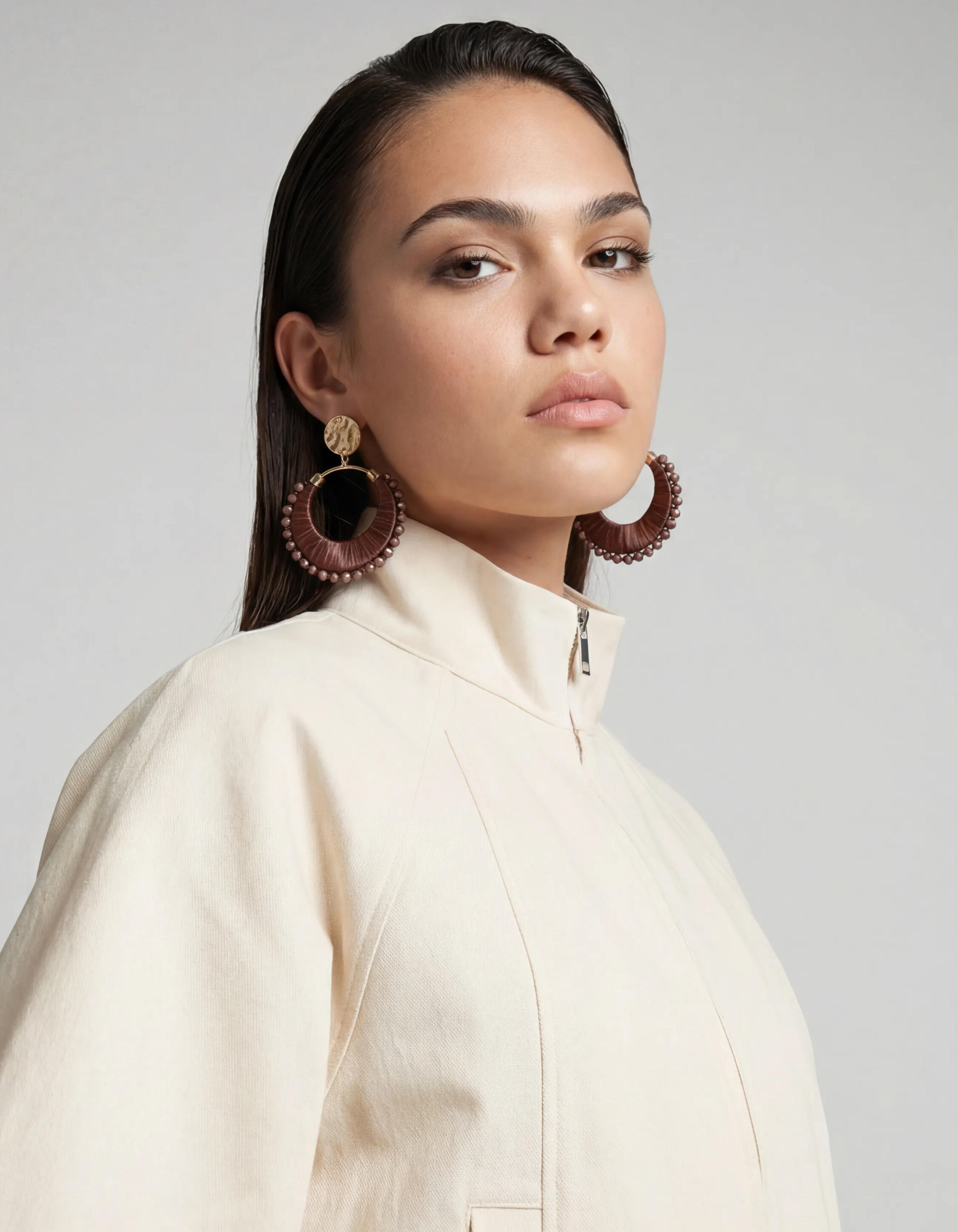 Perlenbesetzte Raffia-Ohrringe Dunkelbraun SHOEBY ACCESSOIRES