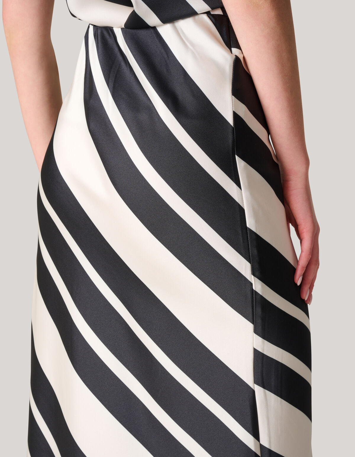 Gestreepte Satijnen Midi Rok Zwart/Wit SHOEBY WOMEN