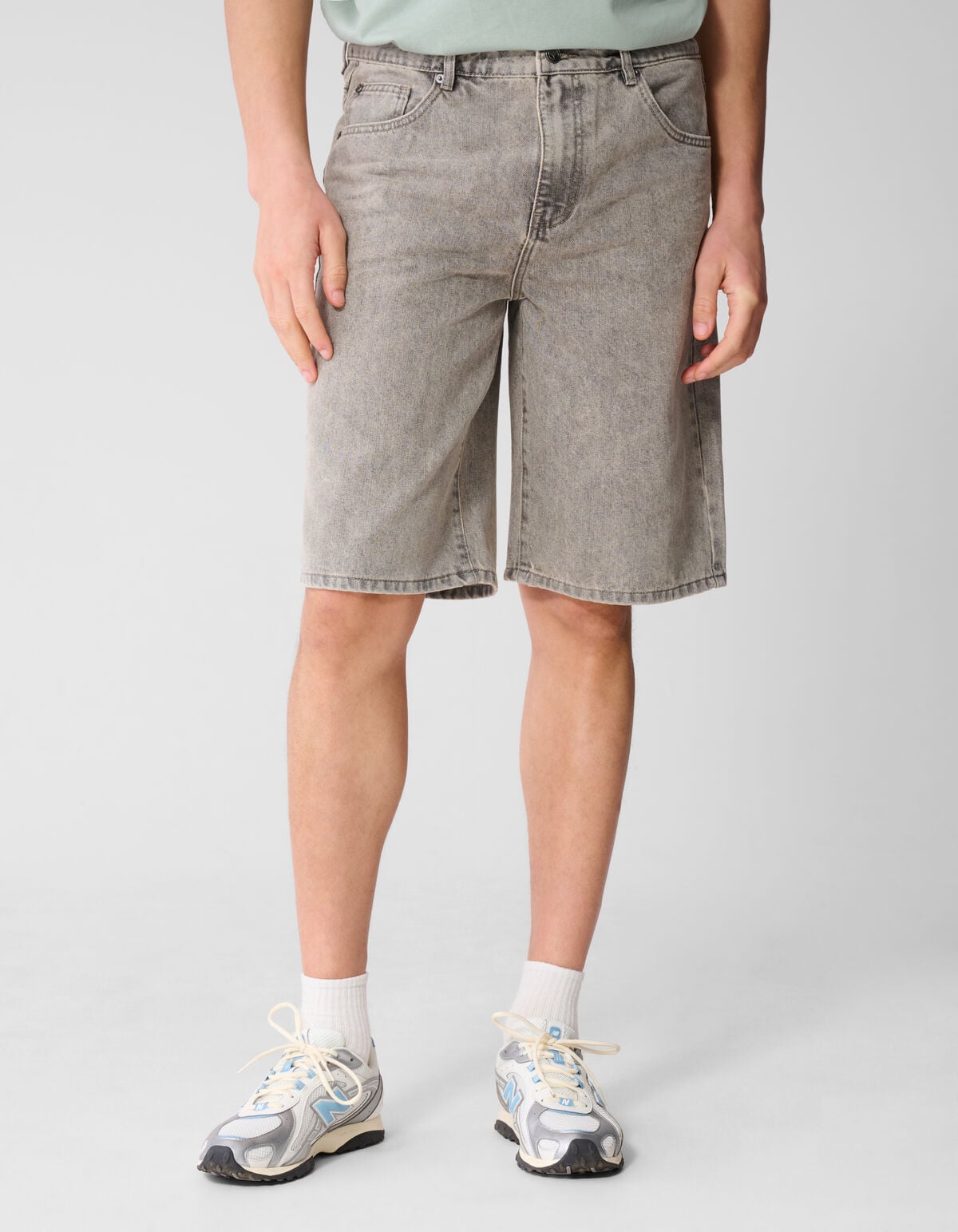 Relaxed Fit Jeansshort Hellgrau SHOEBY MEN