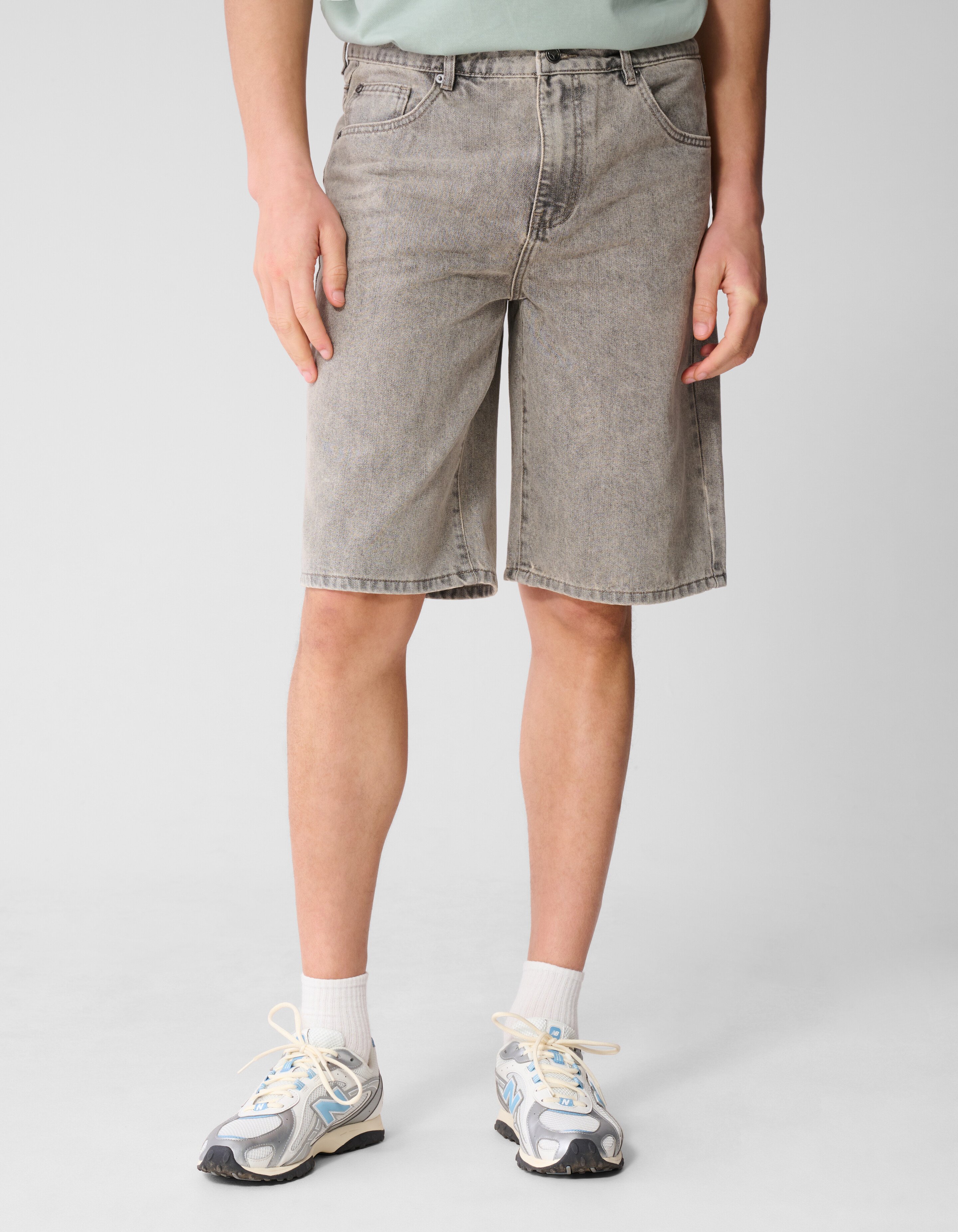 Relaxed Fit Jeansshort Hellgrau SHOEBY MEN