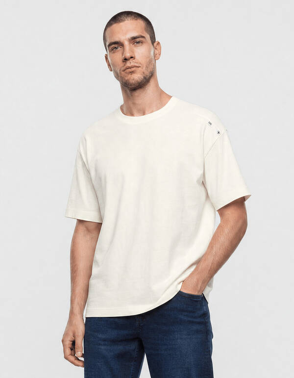 Basic-Label-T-Shirt in gebrochenem Wei&szlig; SHOEBY MEN