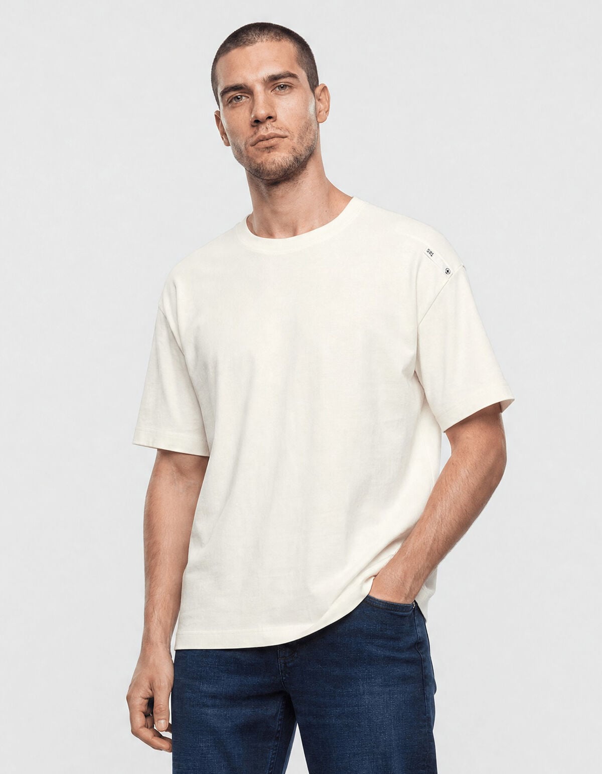 Basic-Label-T-Shirt in gebrochenem Wei&szlig; SHOEBY MEN