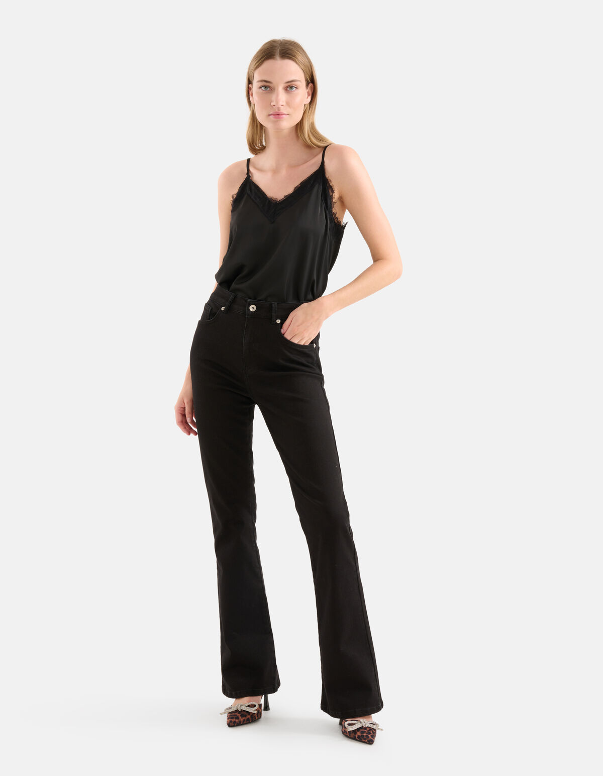 Ausgestellte, gespülte Denim-Jeans Schwarz SHOEBY WOMEN