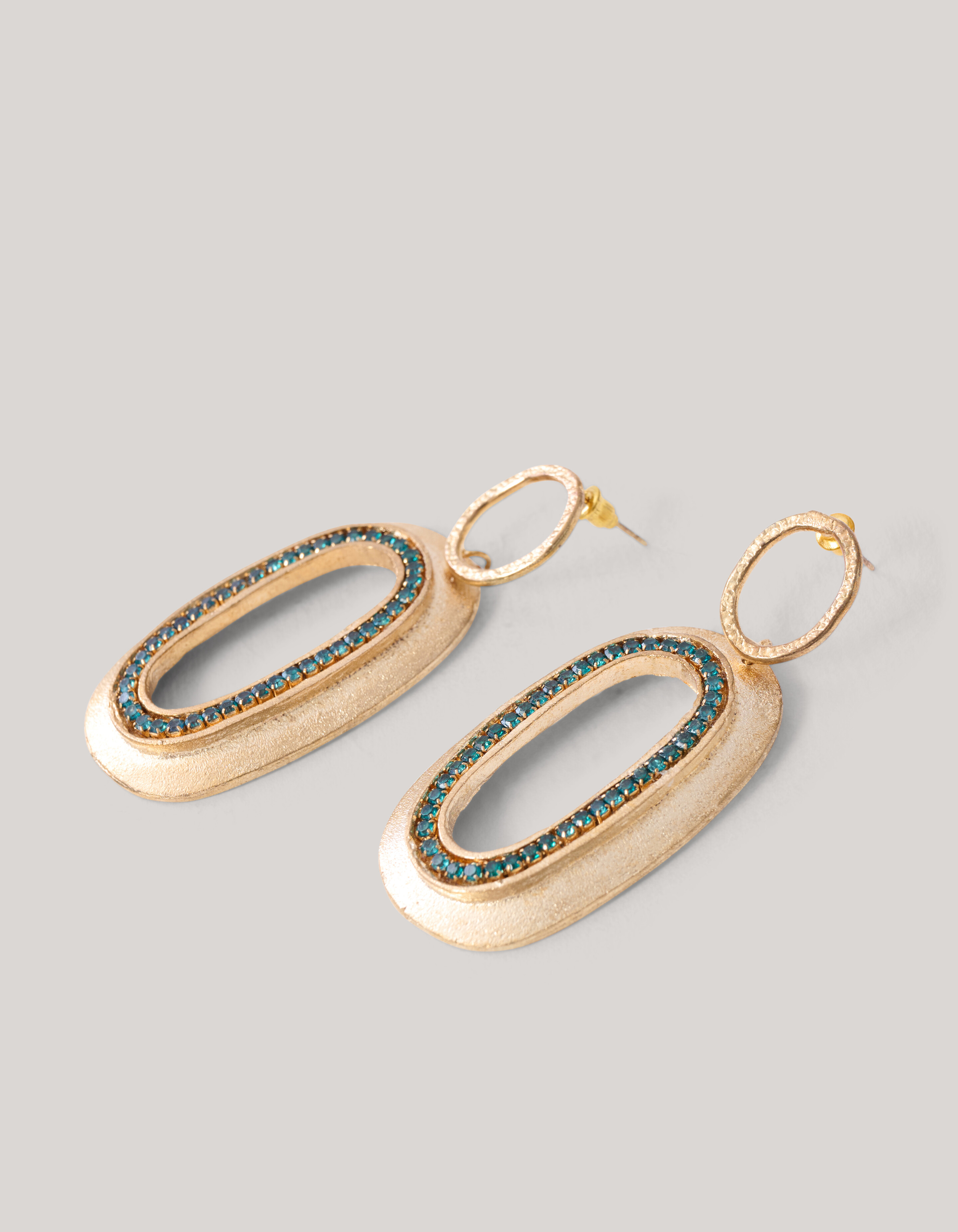 Gehämmerte ovale Strass-Ohrringe Gold By Mieke SHOEBY ACCESSOIRES