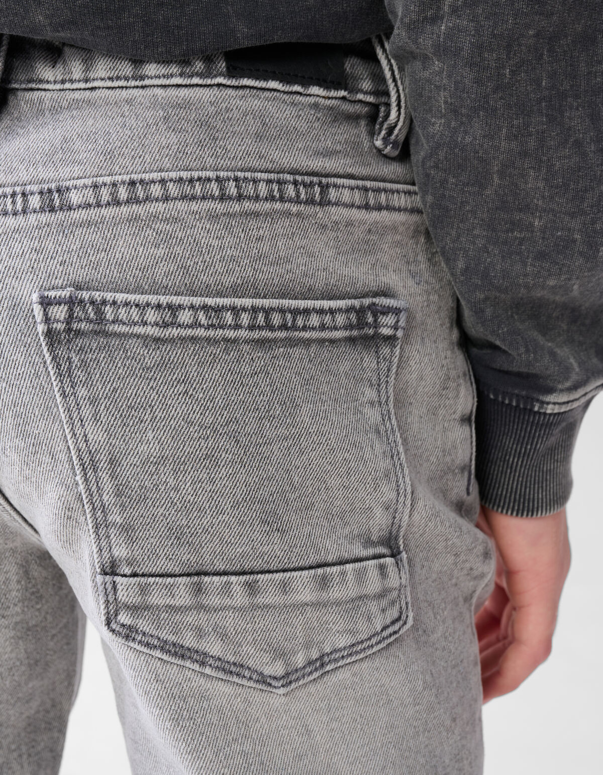 Tapered Jeans Grau SHOEBY BOYS