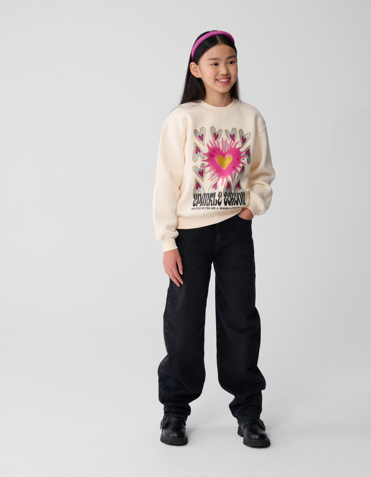 Pullover mit glitzerndem Artwork in Off White SHOEBY GIRLS