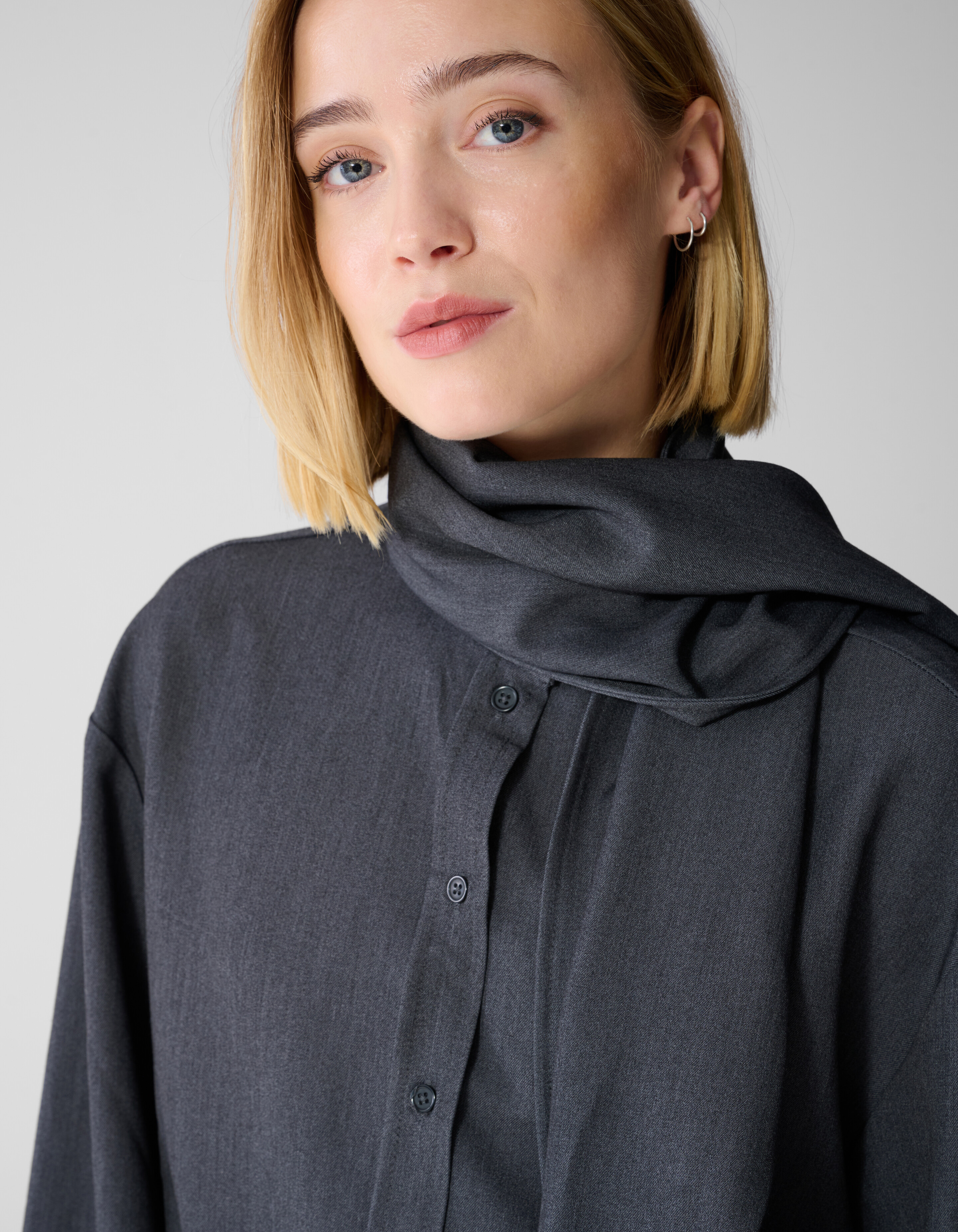 Oversized Tailored Bluse in Dunkelgrau By SHOEBY WOMEN