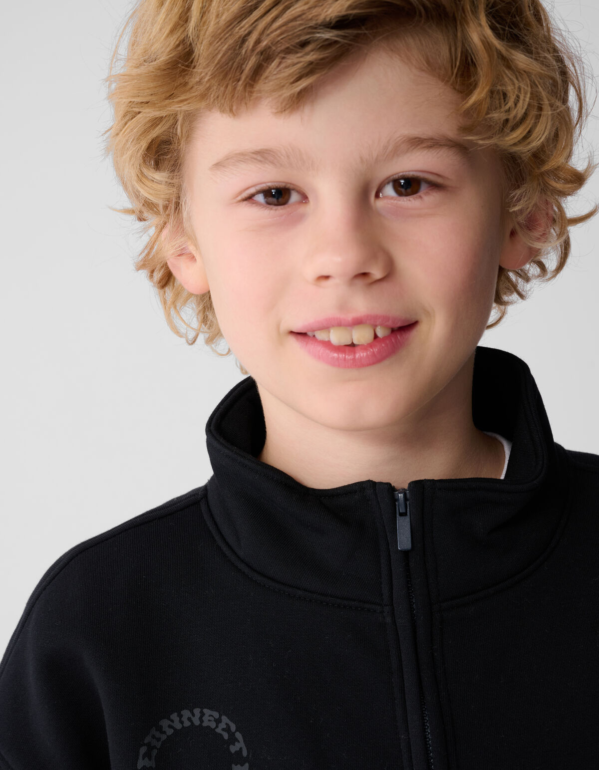 Schwarzer Pullover mit halbem Rei&szlig;verschluss SHOEBY BOYS