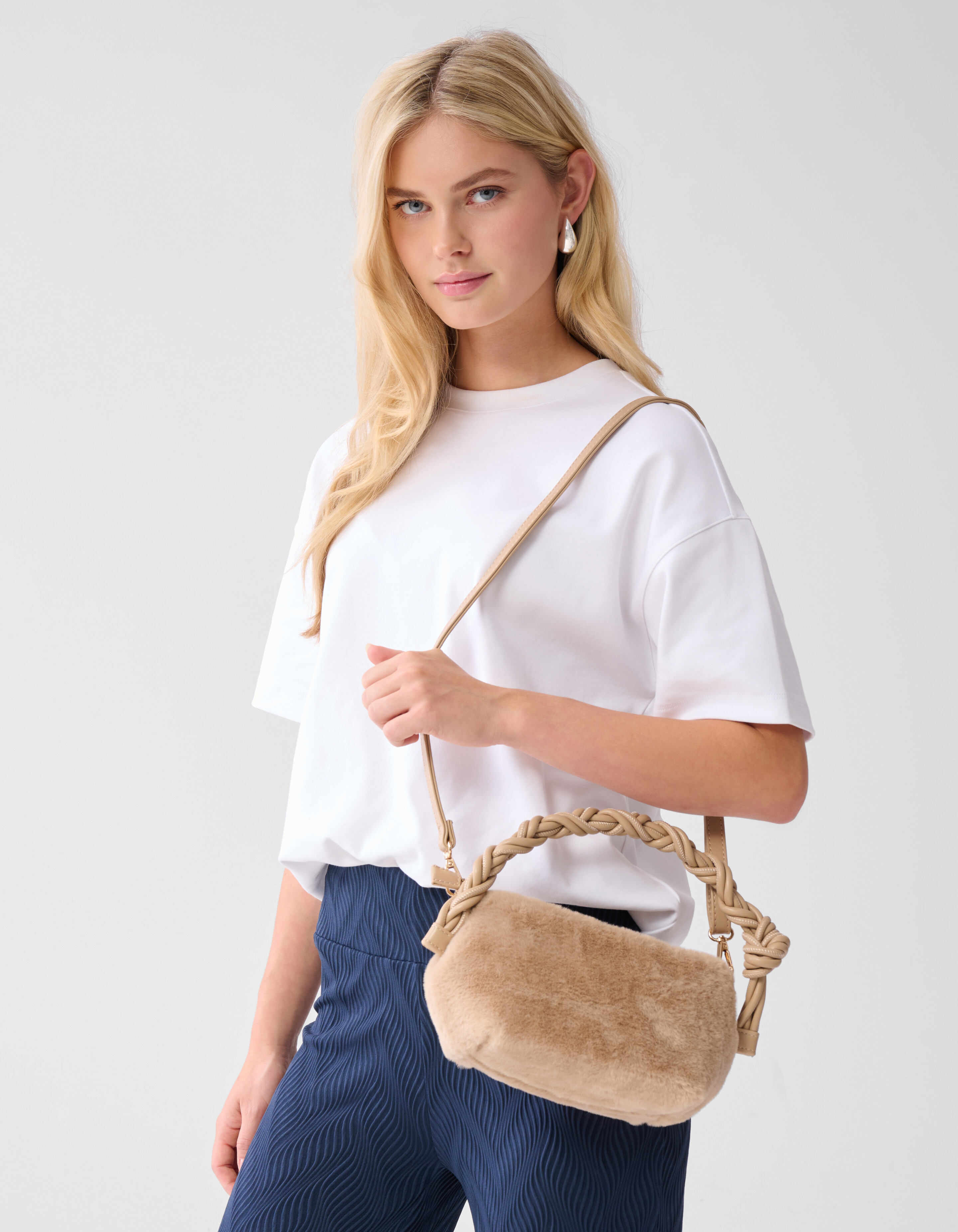 Flauschige Tasche Sand SHOEBY ACCESSOIRES
