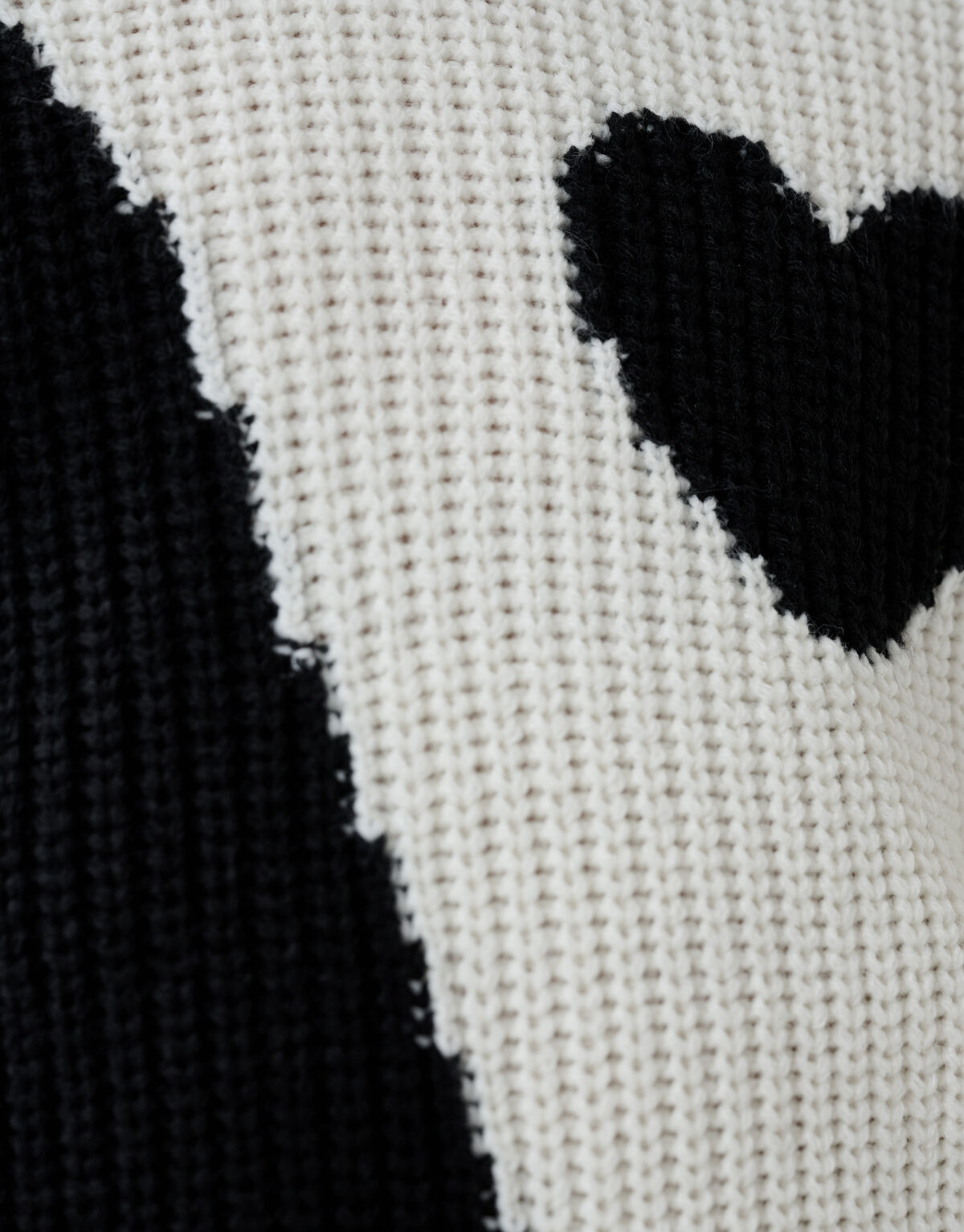 Flowy Heart Pullover Schwarz SHOEBY GIRLS