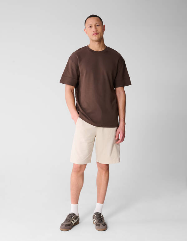 Minimalistisches T-Shirt in Dunkelbraun SHOEBY MEN
