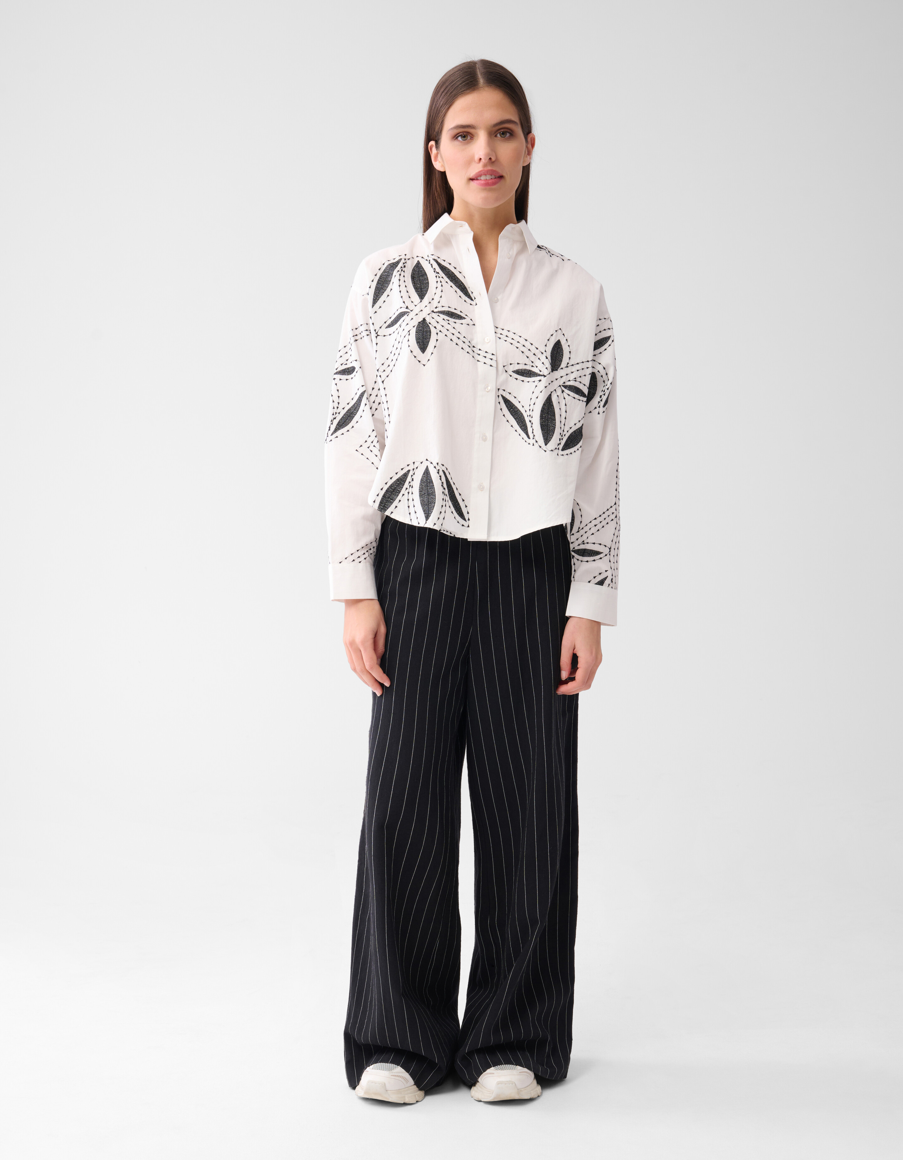 Nadelstreifen-Hose mit weitem Bein in Dunkelgrau v SHOEBY WOMEN