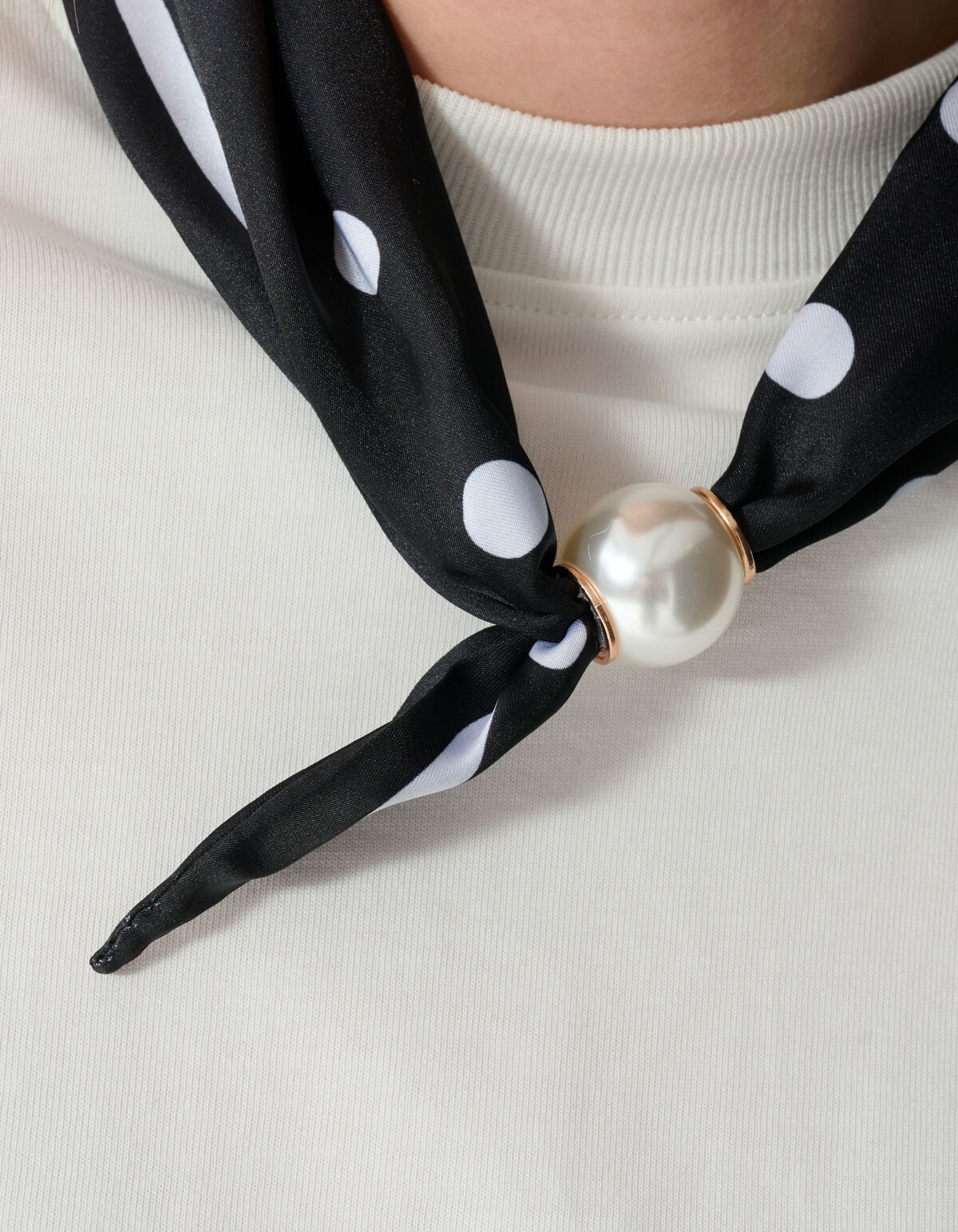 Perlenbesetzter Schal mit Kette Schwarz/Wei&szlig; SHOEBY ACCESSOIRES