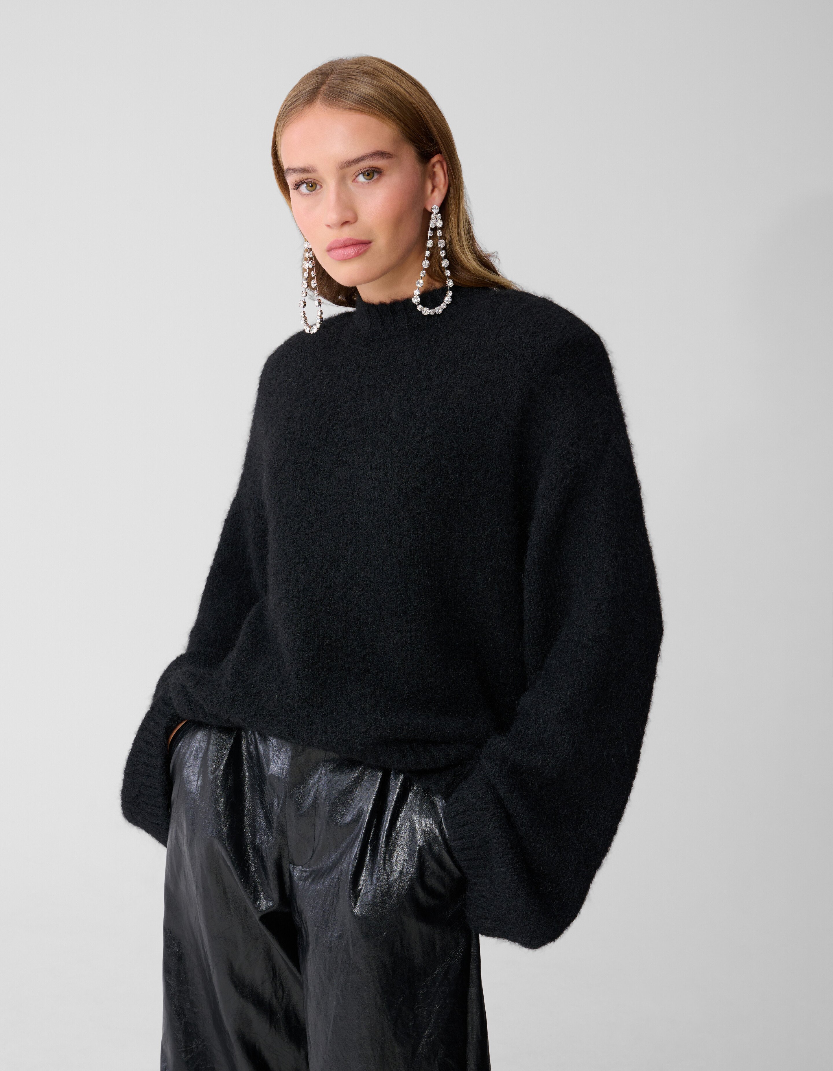 Flauschiger Oversized Pullover Schwarz von Monica SHOEBY WOMEN