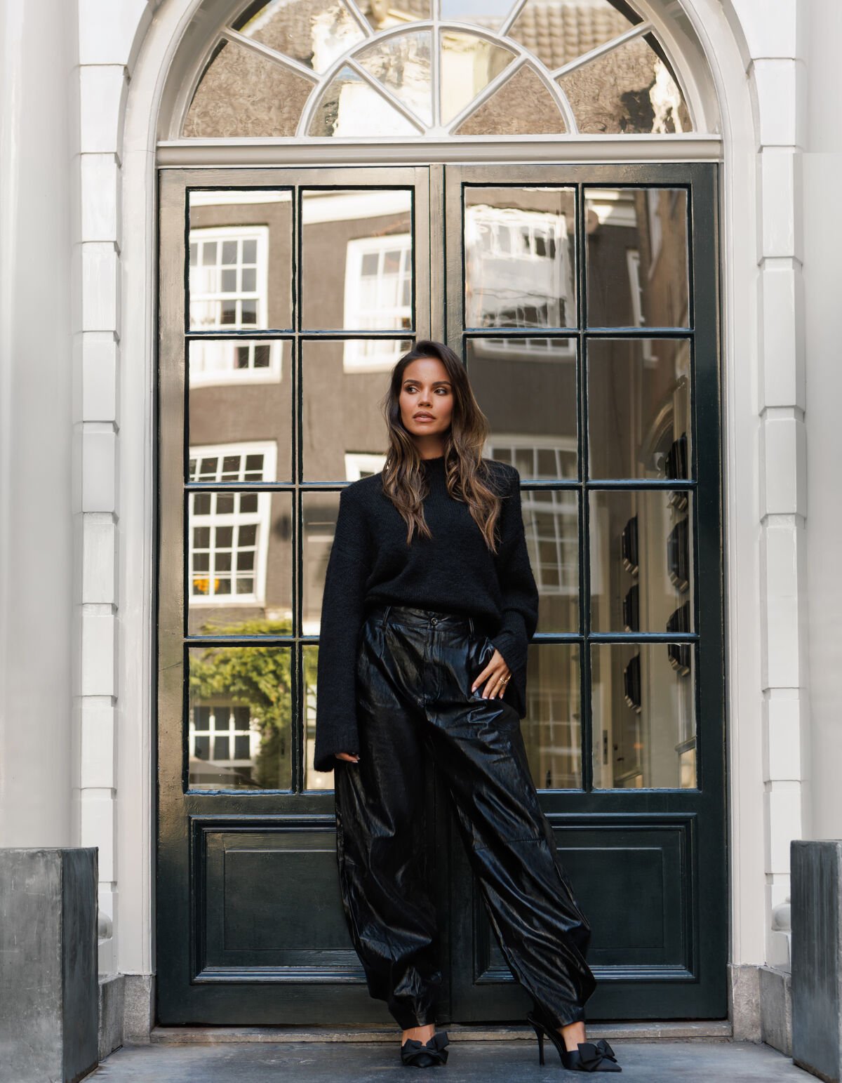 Vegane Leder-Barrel-Fit-Hose Schwarz von Monica SHOEBY WOMEN