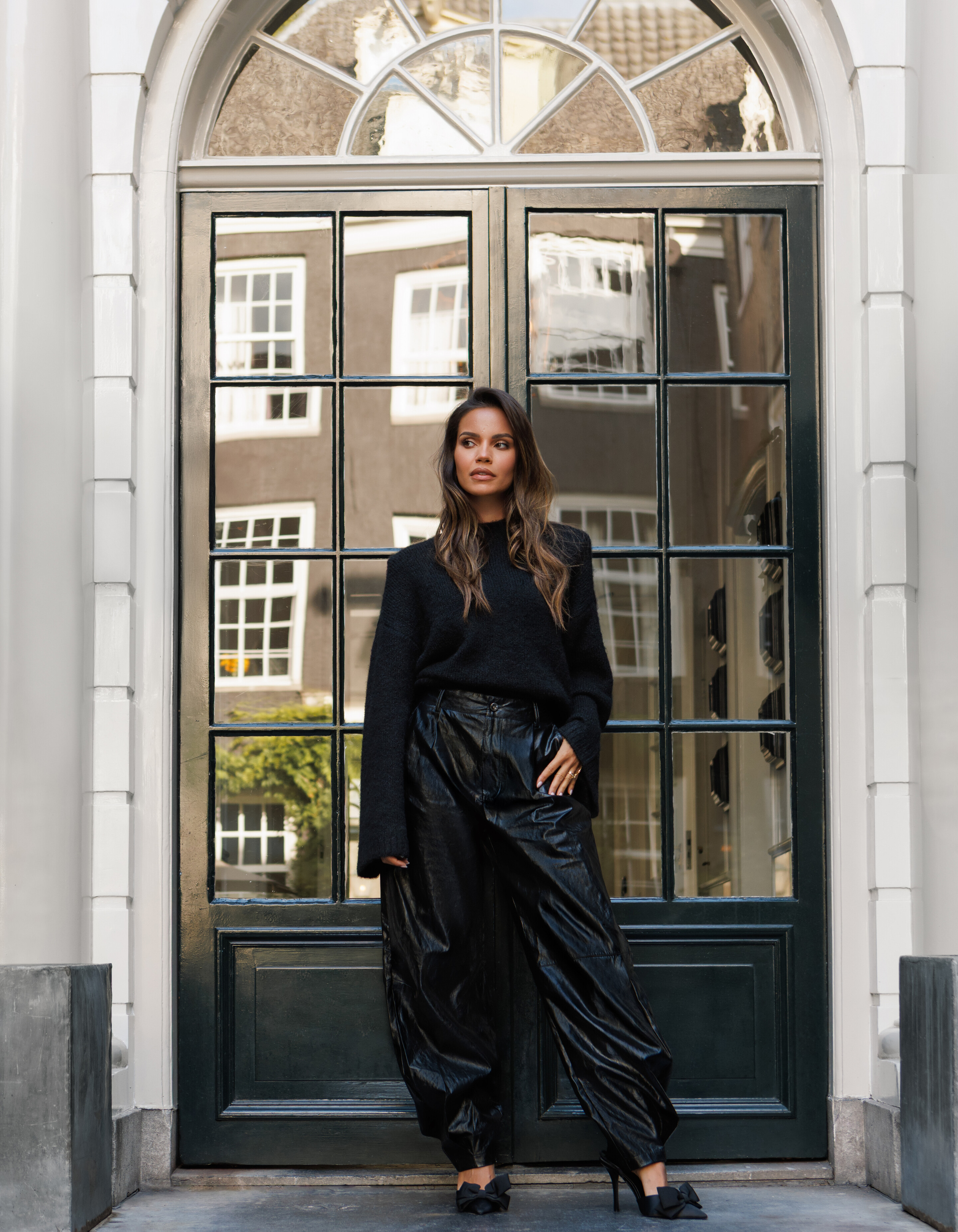 Vegane Leder-Barrel-Fit-Hose Schwarz von Monica SHOEBY WOMEN