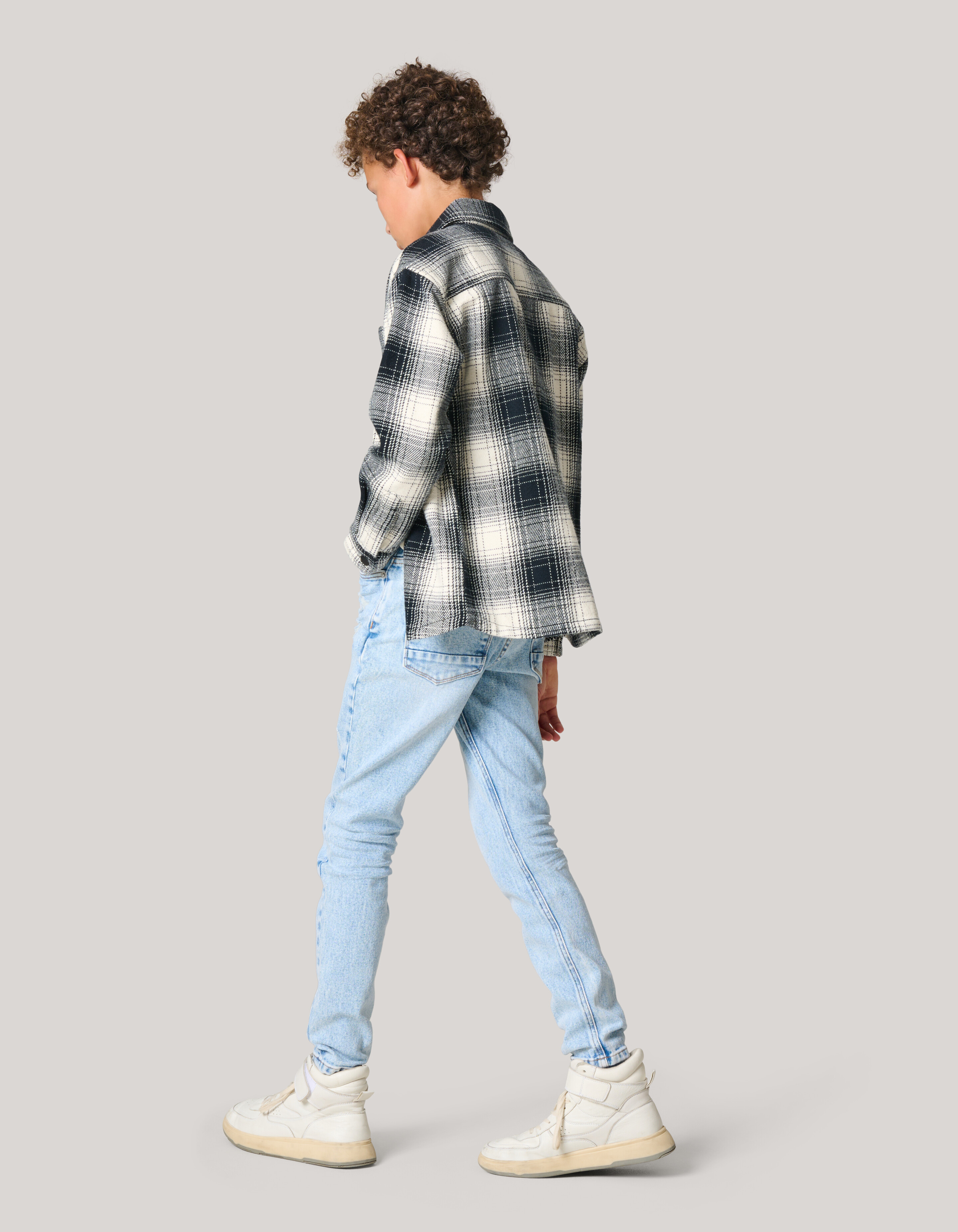 Tapered Jeans Gebleicht SHOEBY BOYS