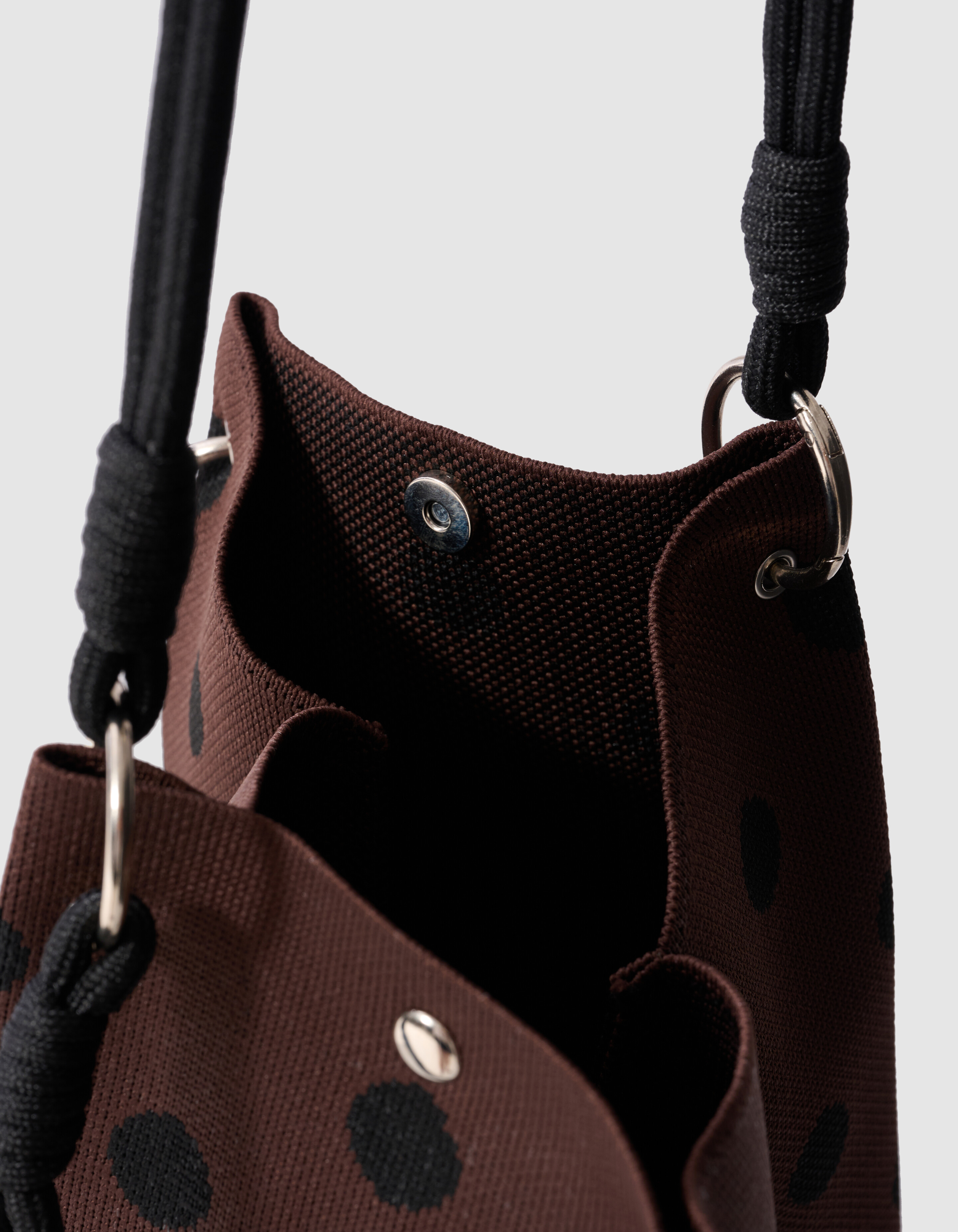 Gestrickte Tasche Mit Zahl Und Punkten Braun SHOEBY ACCESSOIRES