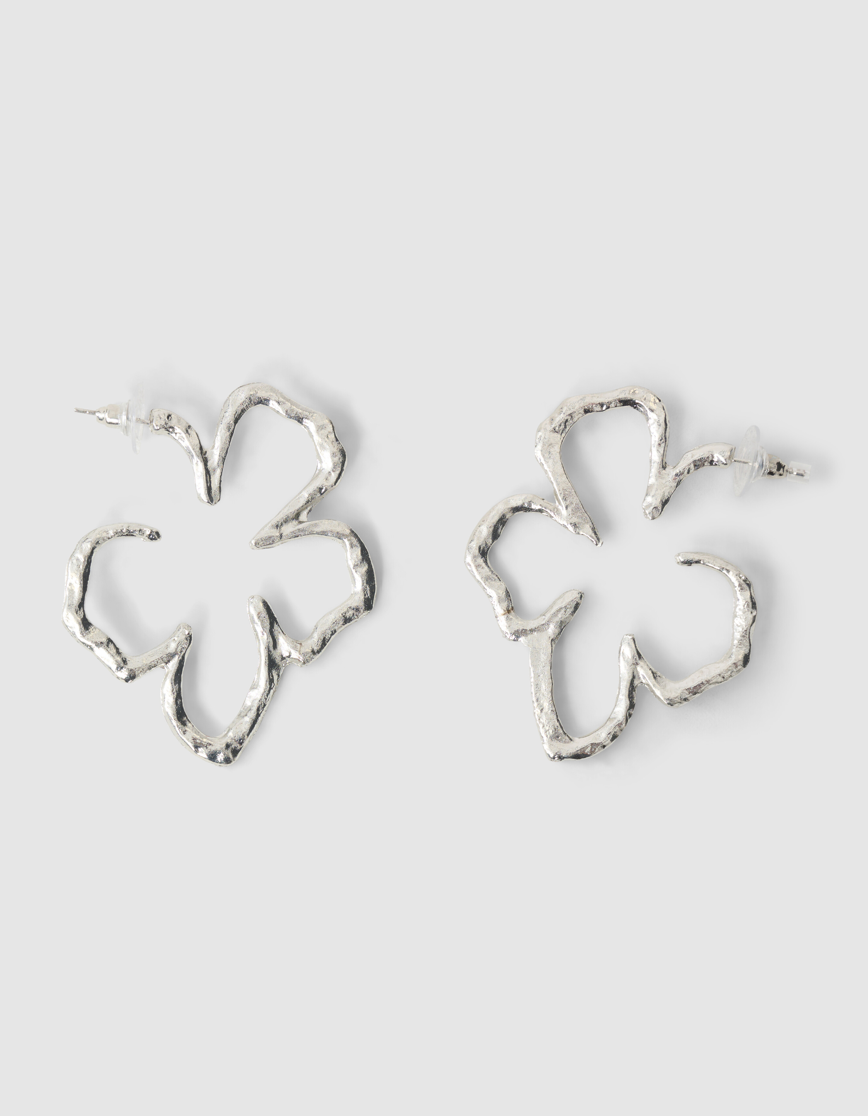 Flache Hammered Flower Ohrringe Silber SHOEBY ACCESSOIRES