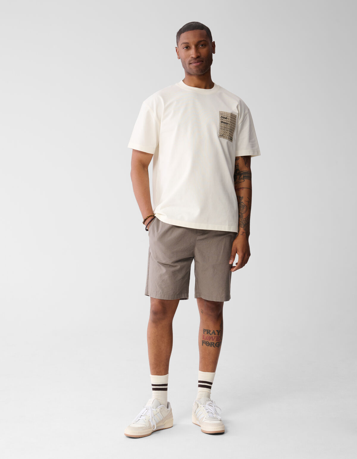 Genähtes Kunstwerk T-shirt Gebroken Wit SHOEBY MEN