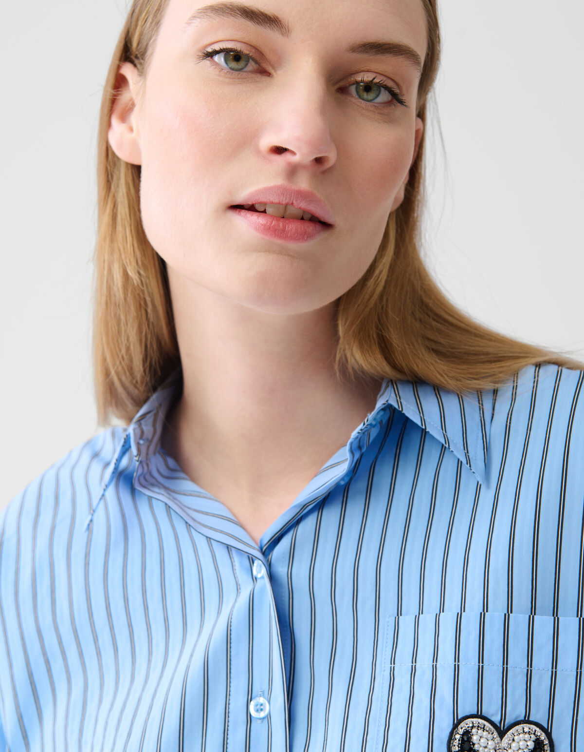 Gek&uuml;rzte Bluse mit Federn Hellblau SHOEBY WOMEN