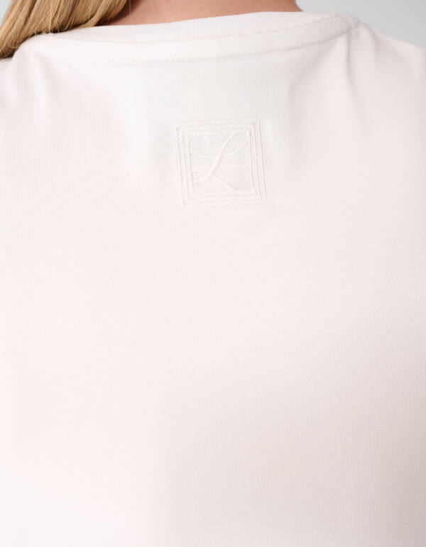 Ma&szlig;geschneidertes T-Shirt in gebrochenem Wei&szlig; von SHOEBY WOMEN