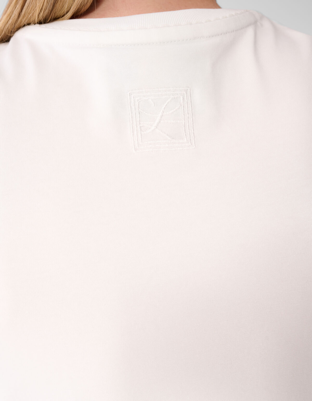 Ma&szlig;geschneidertes T-Shirt in gebrochenem Wei&szlig; von SHOEBY WOMEN