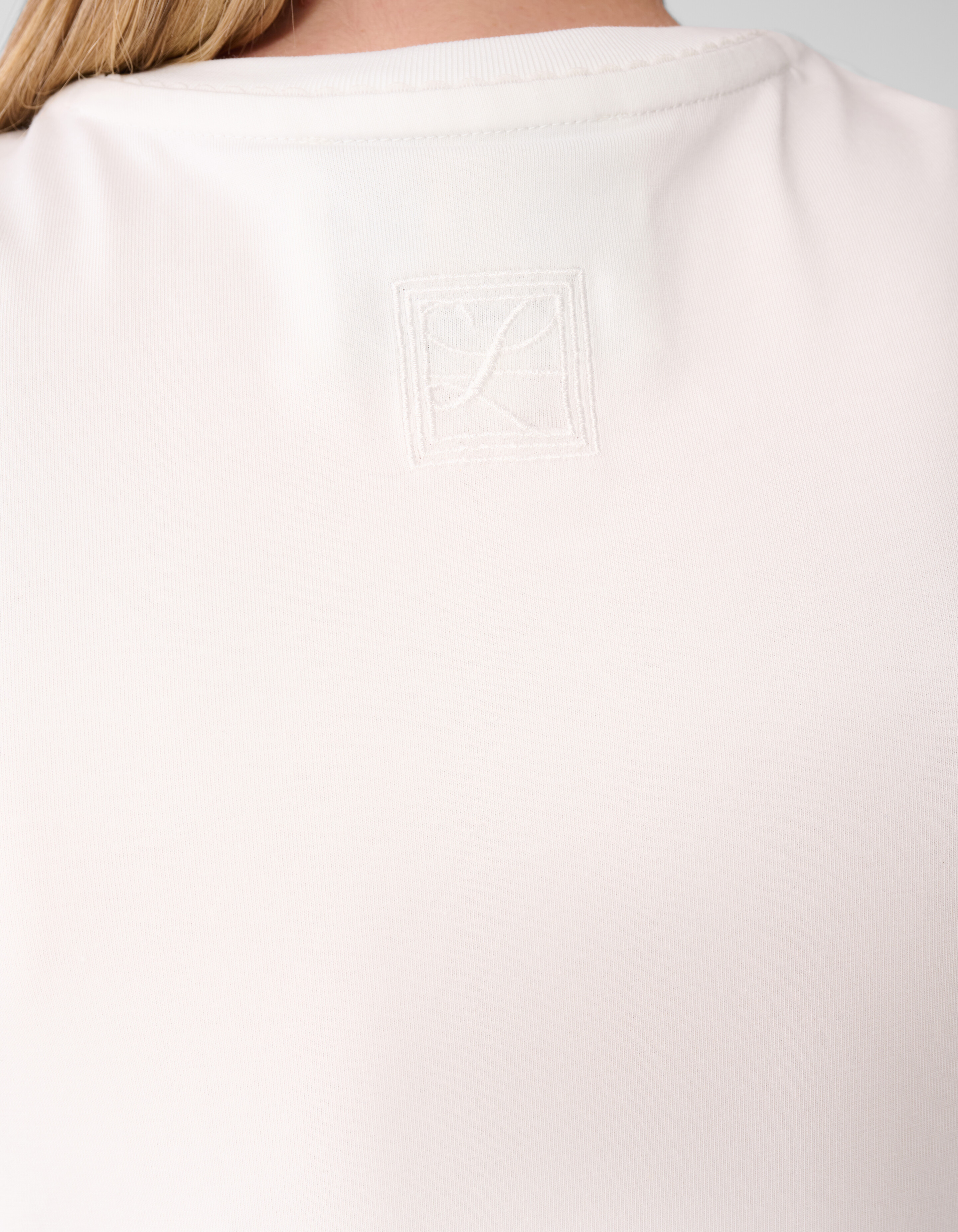 Ma&szlig;geschneidertes T-Shirt in gebrochenem Wei&szlig; von SHOEBY WOMEN