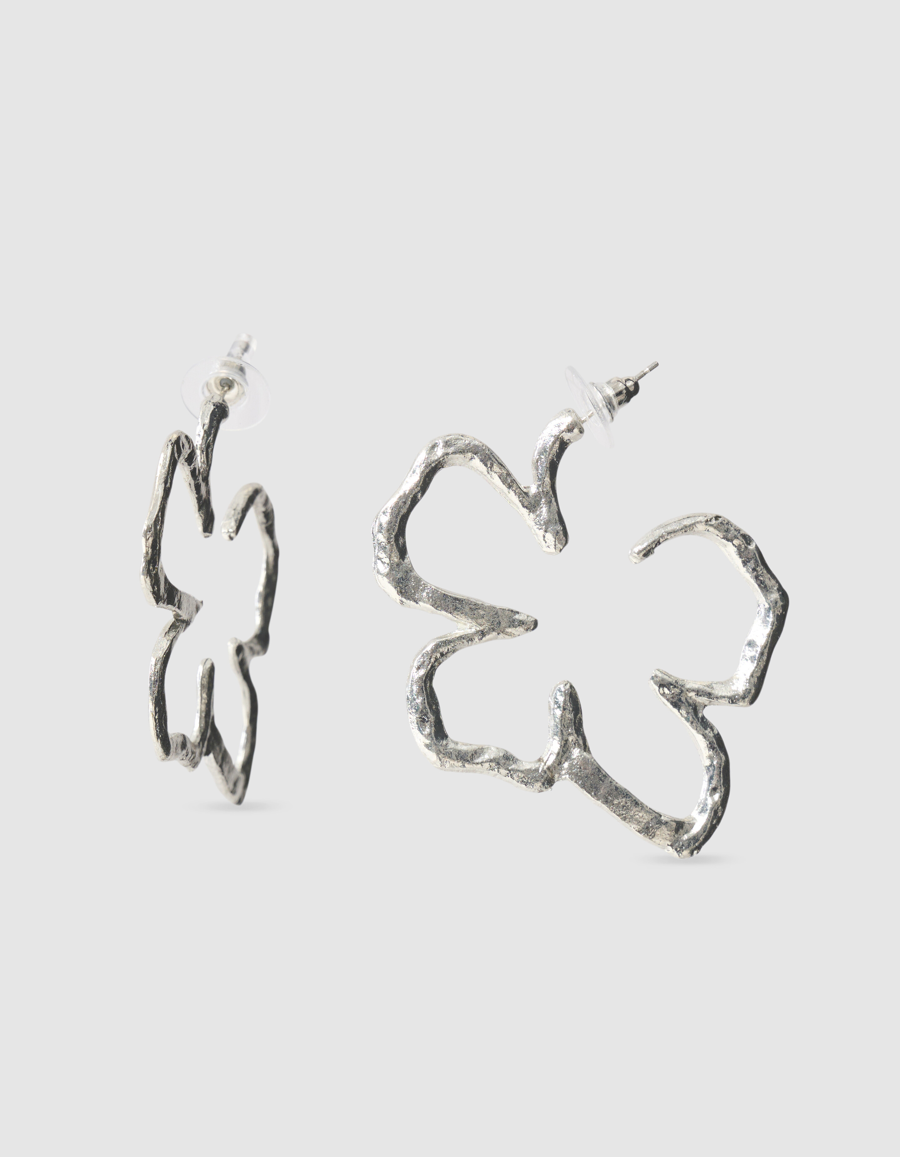 Flache Hammered Flower Ohrringe Silber SHOEBY ACCESSOIRES