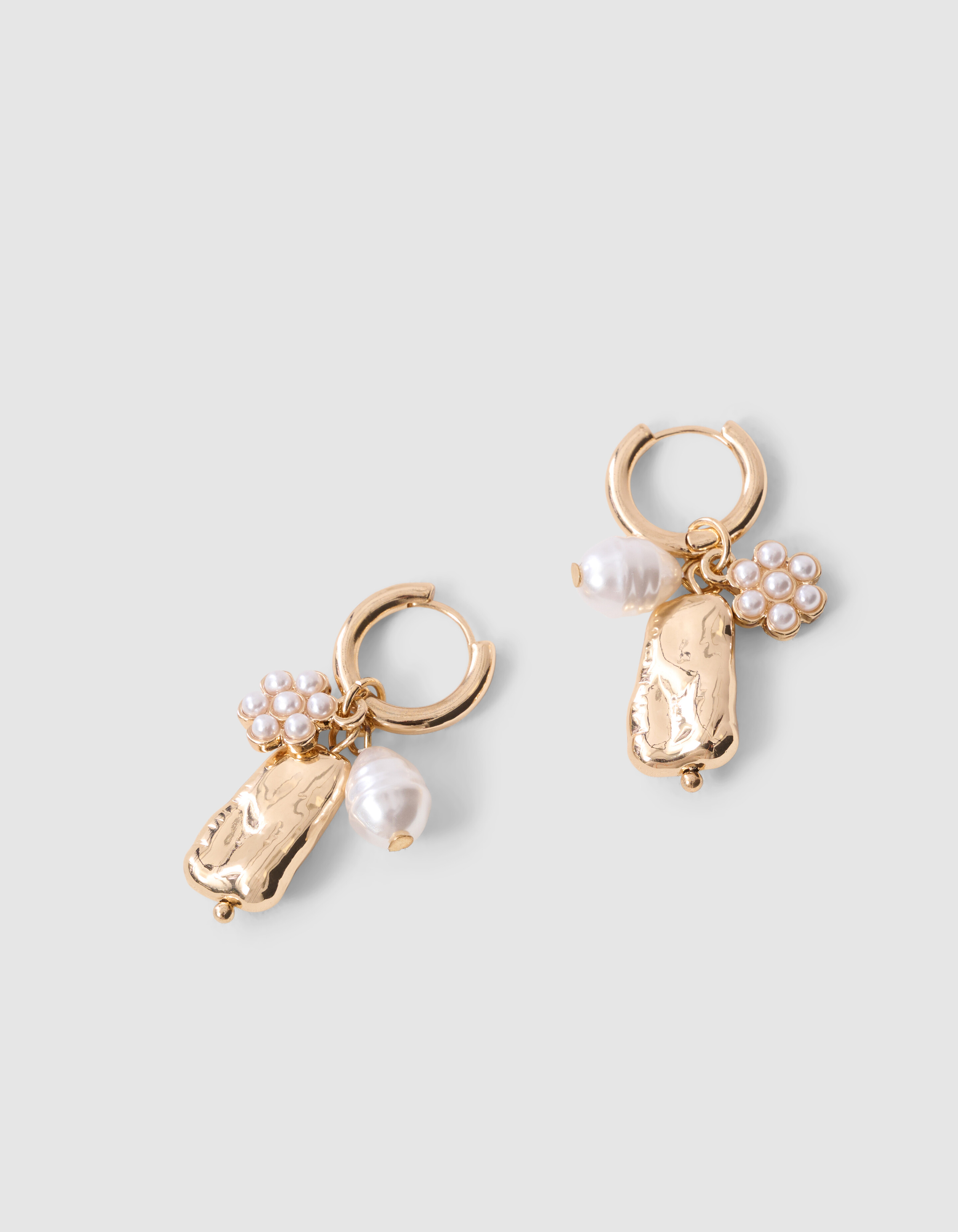 Kleine Perlen-Charm-Ohrringe in Gold SHOEBY ACCESSOIRES