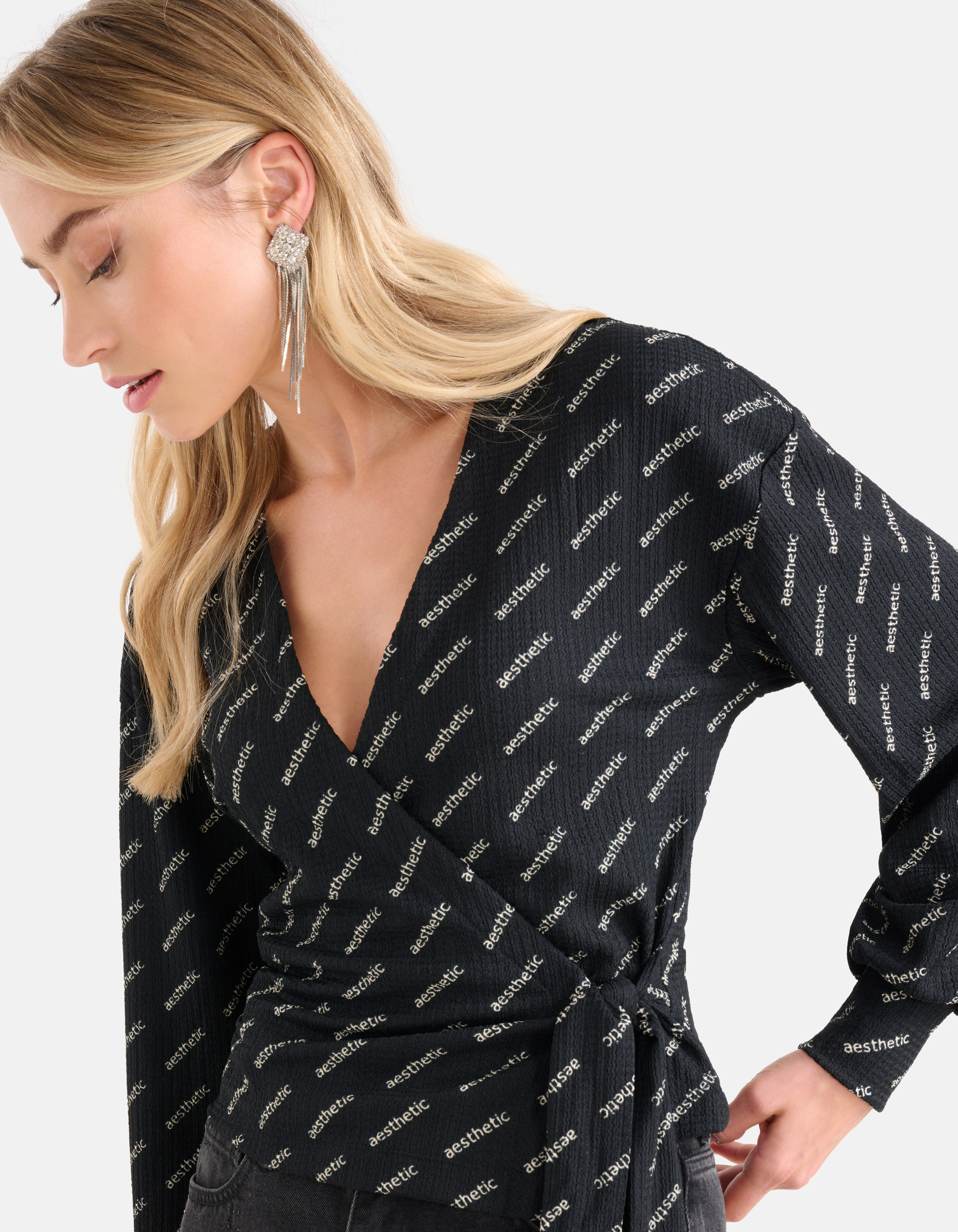 Crinkle Artwork Wrap Top Schwarz SHOEBY WOMEN