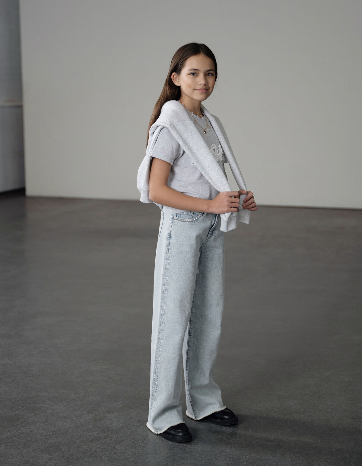 Jeans mit weitem Bein und Nieten, gebleicht SHOEBY GIRLS