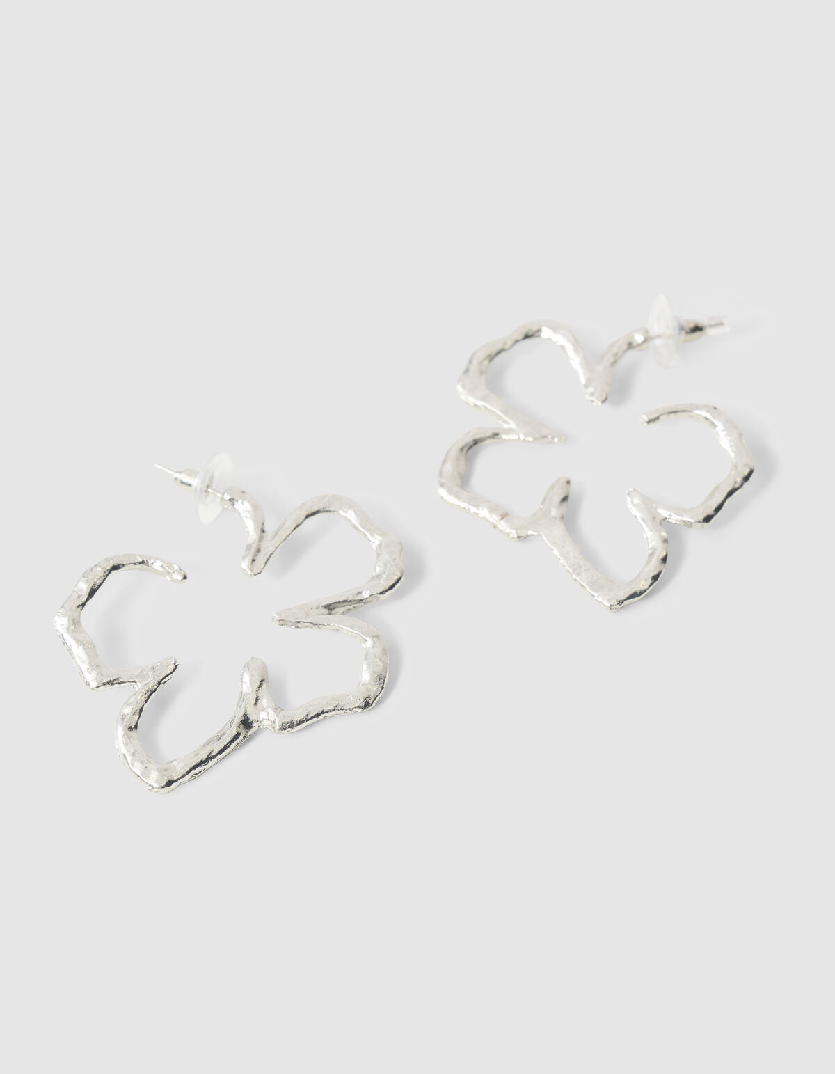 Flache Hammered Flower Ohrringe Silber SHOEBY ACCESSOIRES