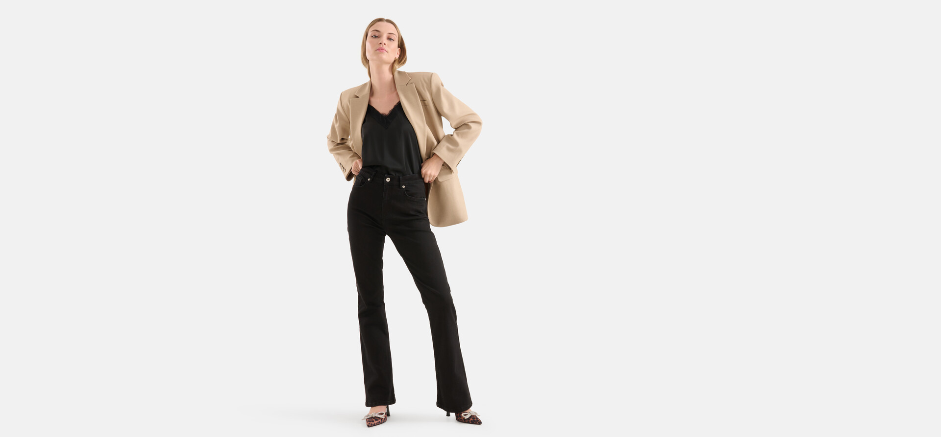 Ausgestellte, gespülte Denim-Jeans Schwarz SHOEBY WOMEN