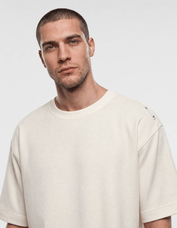 Basic-Label-T-Shirt in gebrochenem Wei&szlig; SHOEBY MEN