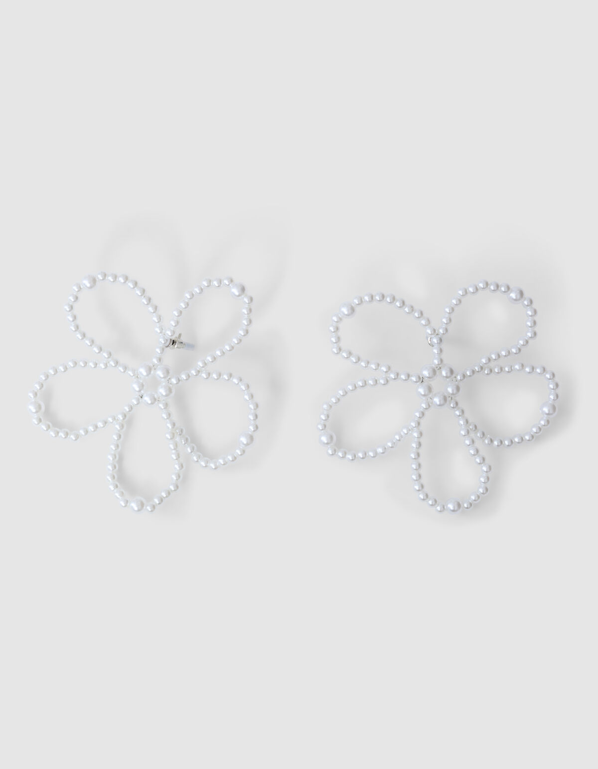 Große Blumen Ohrringe Gebrochen Weiß SHOEBY ACCESSOIRES