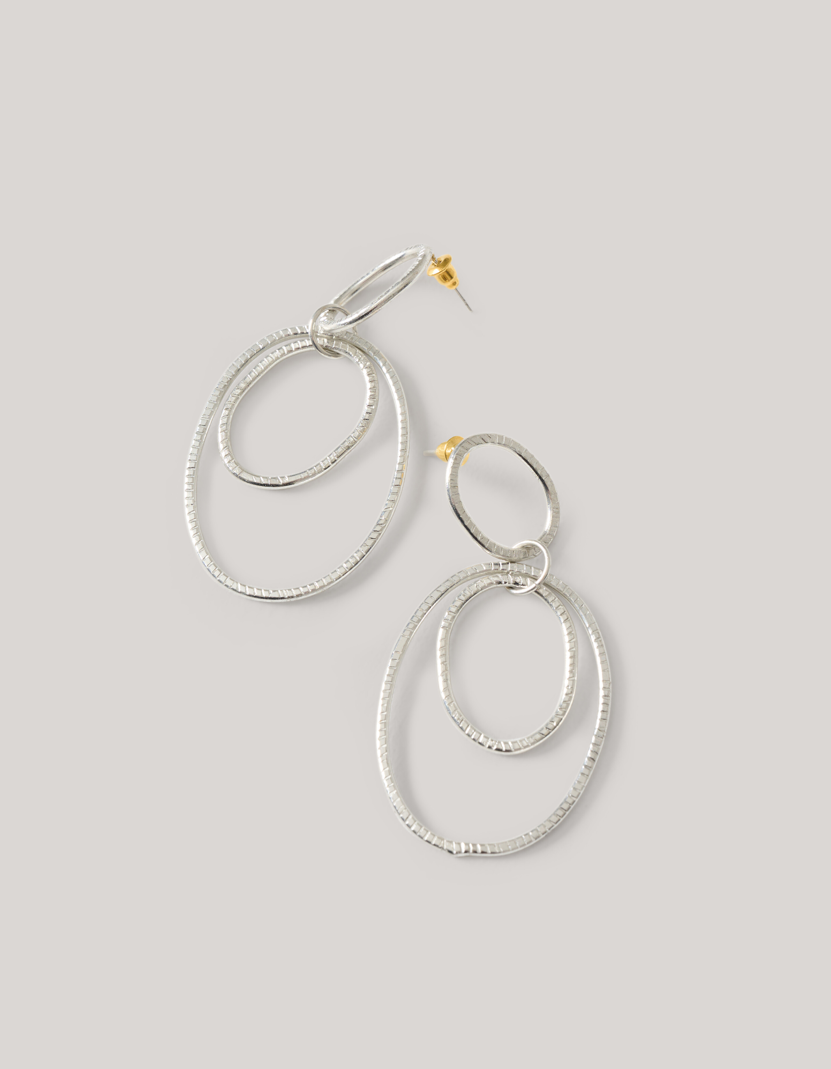 Gehämmerte ovale Ohrringe Silber SHOEBY ACCESSOIRES