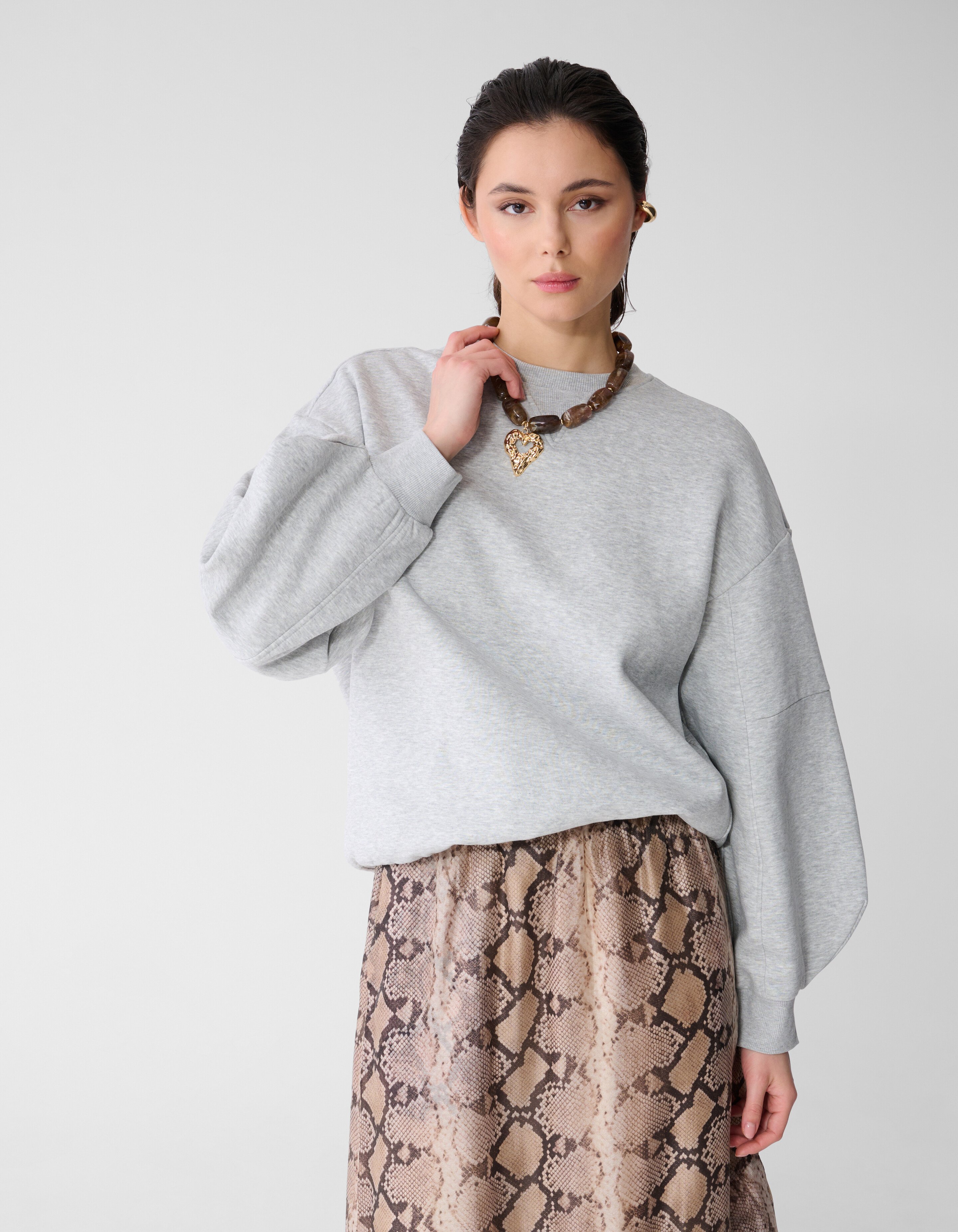 &Uuml;bergro&szlig;er Pullover mit gro&szlig;en &Auml;rmeln Hellgrau SHOEBY WOMEN