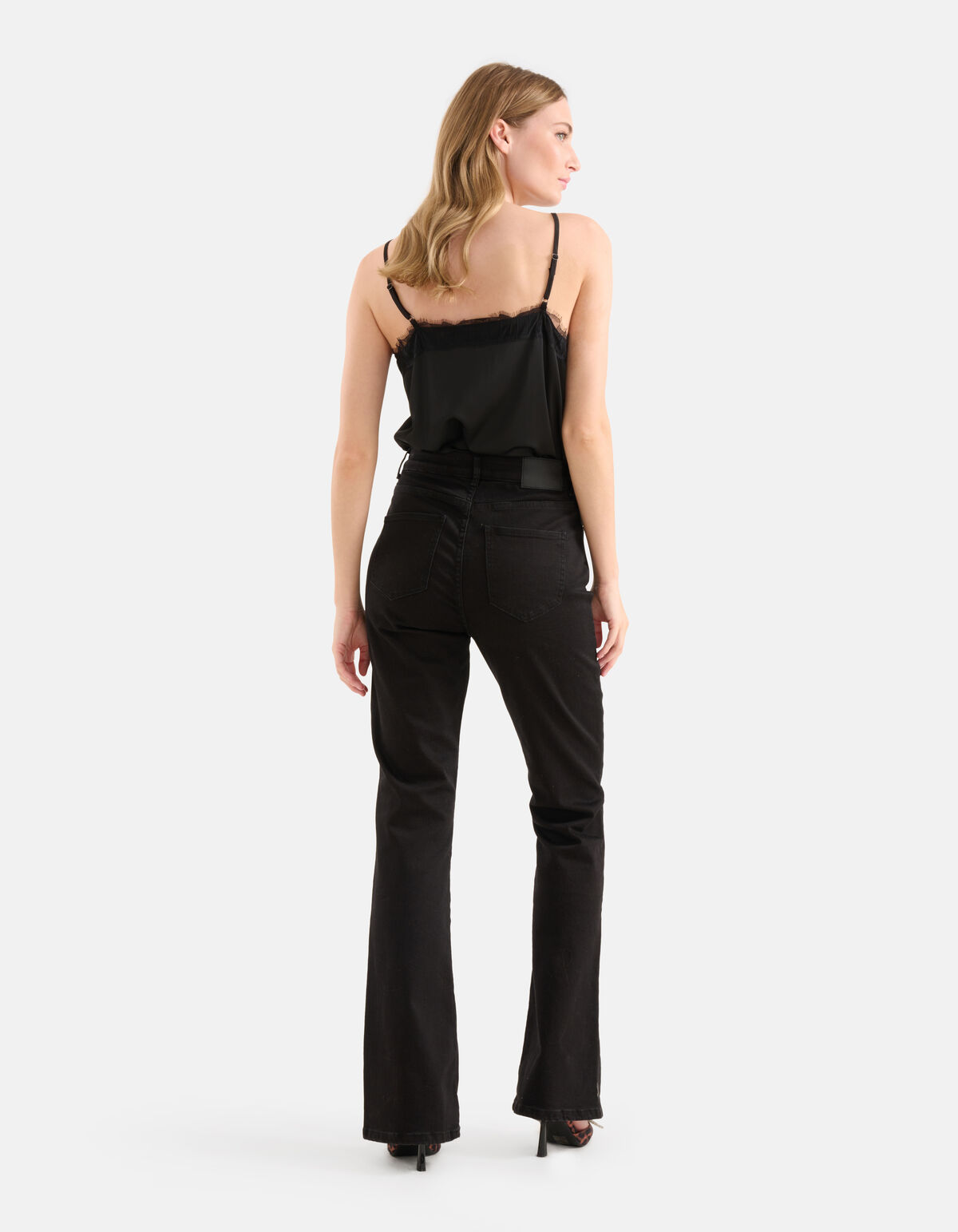 Ausgestellte, gespülte Denim-Jeans Schwarz SHOEBY WOMEN