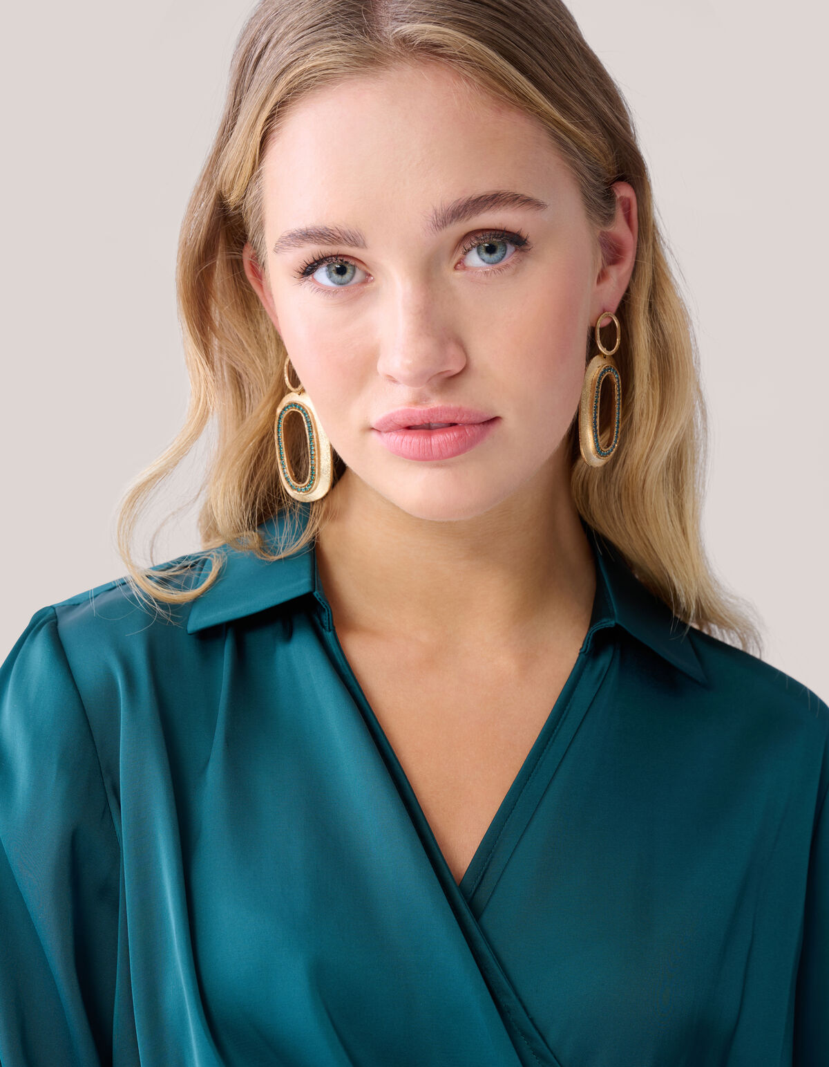 Geh&auml;mmerte ovale Strass-Ohrringe Gold By Mieke SHOEBY ACCESSOIRES