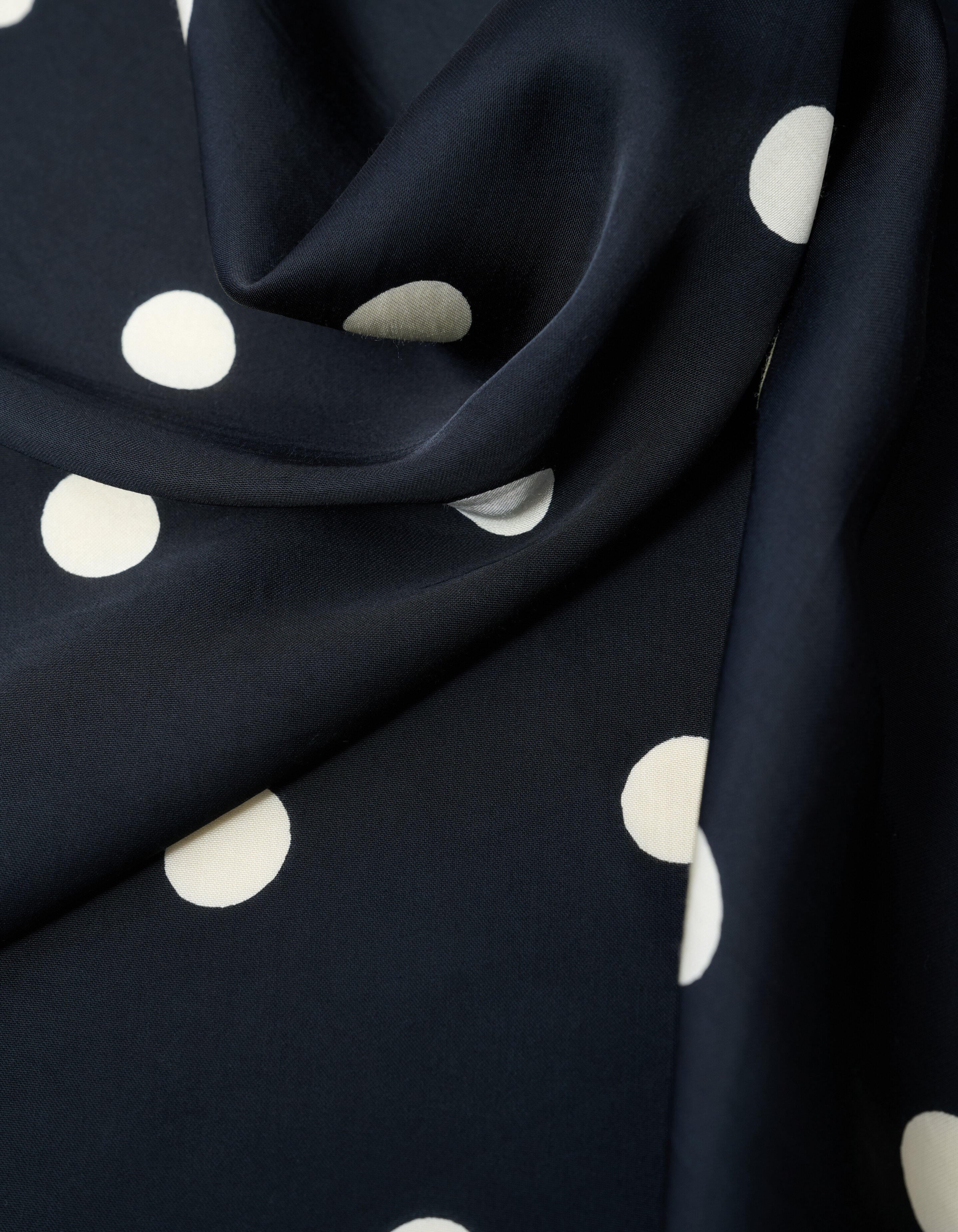 Satinschal mit Punkten Schwarz SHOEBY ACCESSOIRES