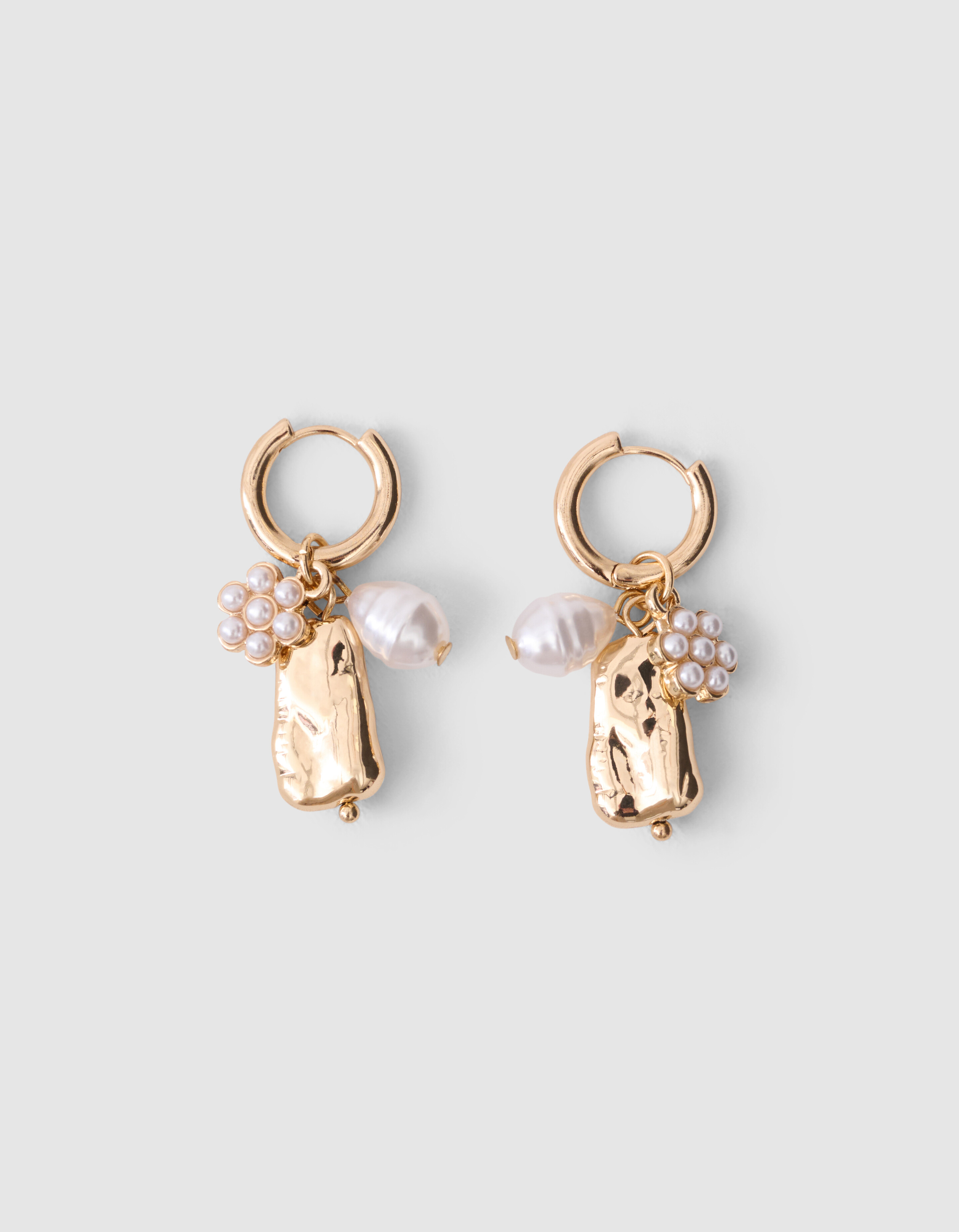 Kleine Perlen-Charm-Ohrringe in Gold SHOEBY ACCESSOIRES