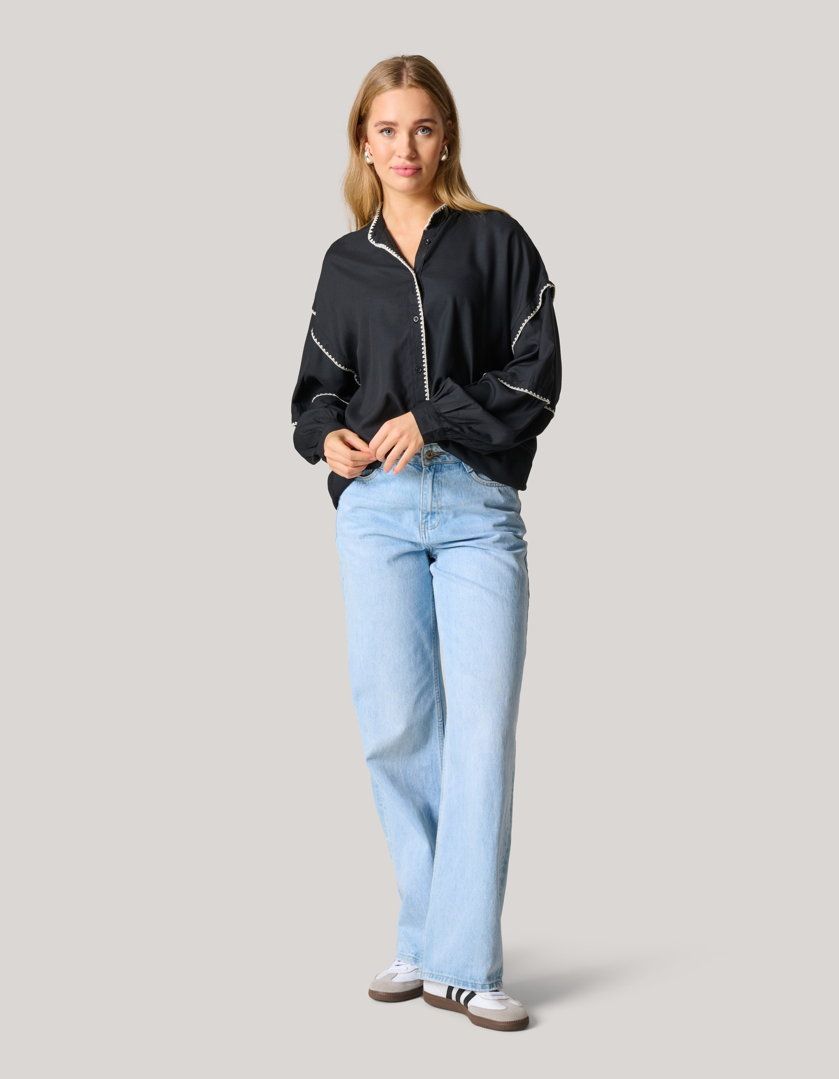 Bluse mit Stickerei Schwarz SHOEBY WOMEN