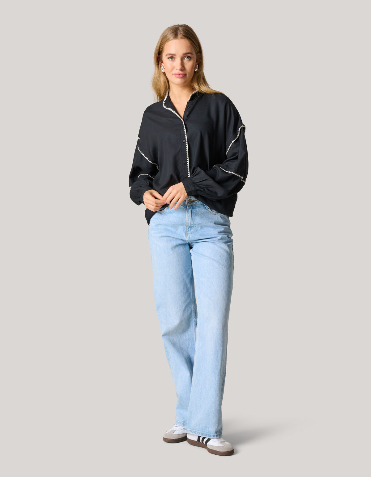 Bluse mit Stickerei Schwarz SHOEBY WOMEN