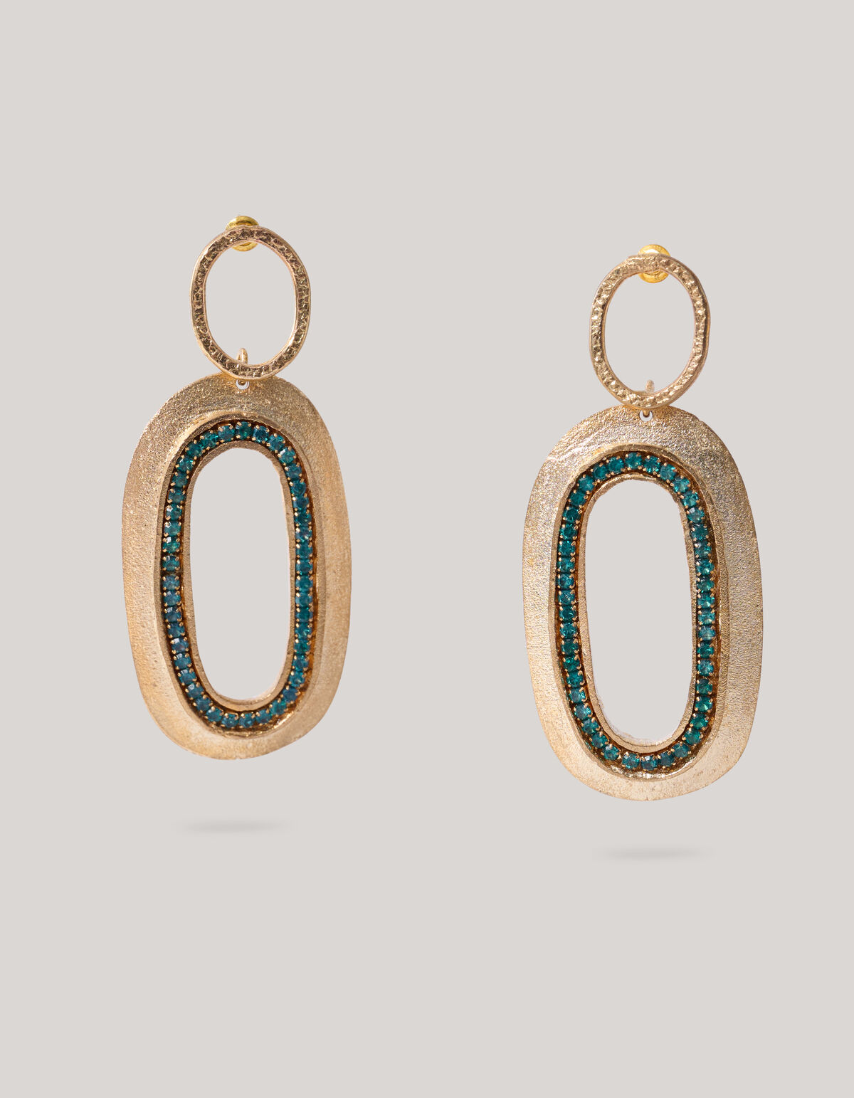 Geh&auml;mmerte ovale Strass-Ohrringe Gold By Mieke SHOEBY ACCESSOIRES