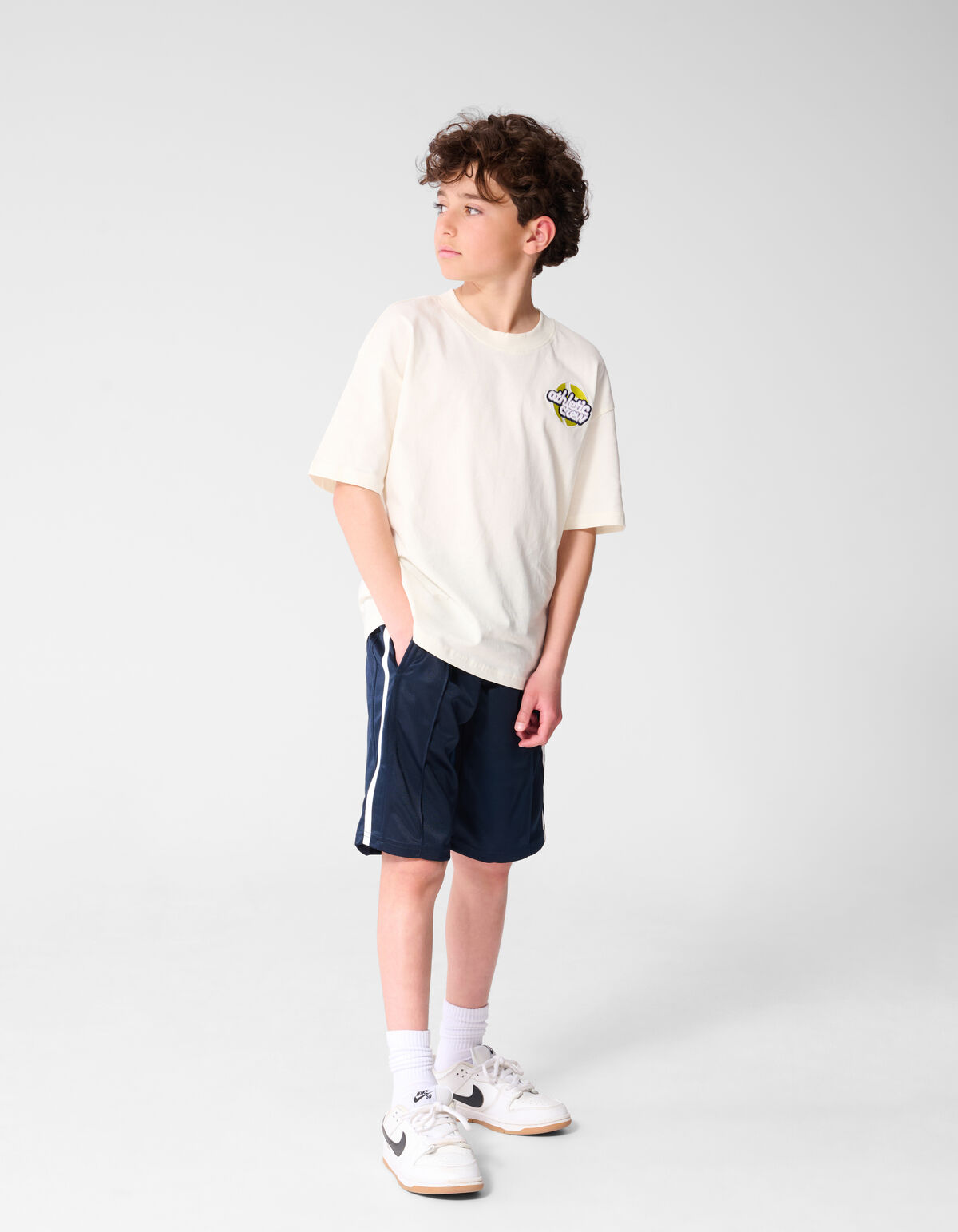 Athletic Artwork T-Shirt Gebrochen Wei&szlig; SHOEBY BOYS