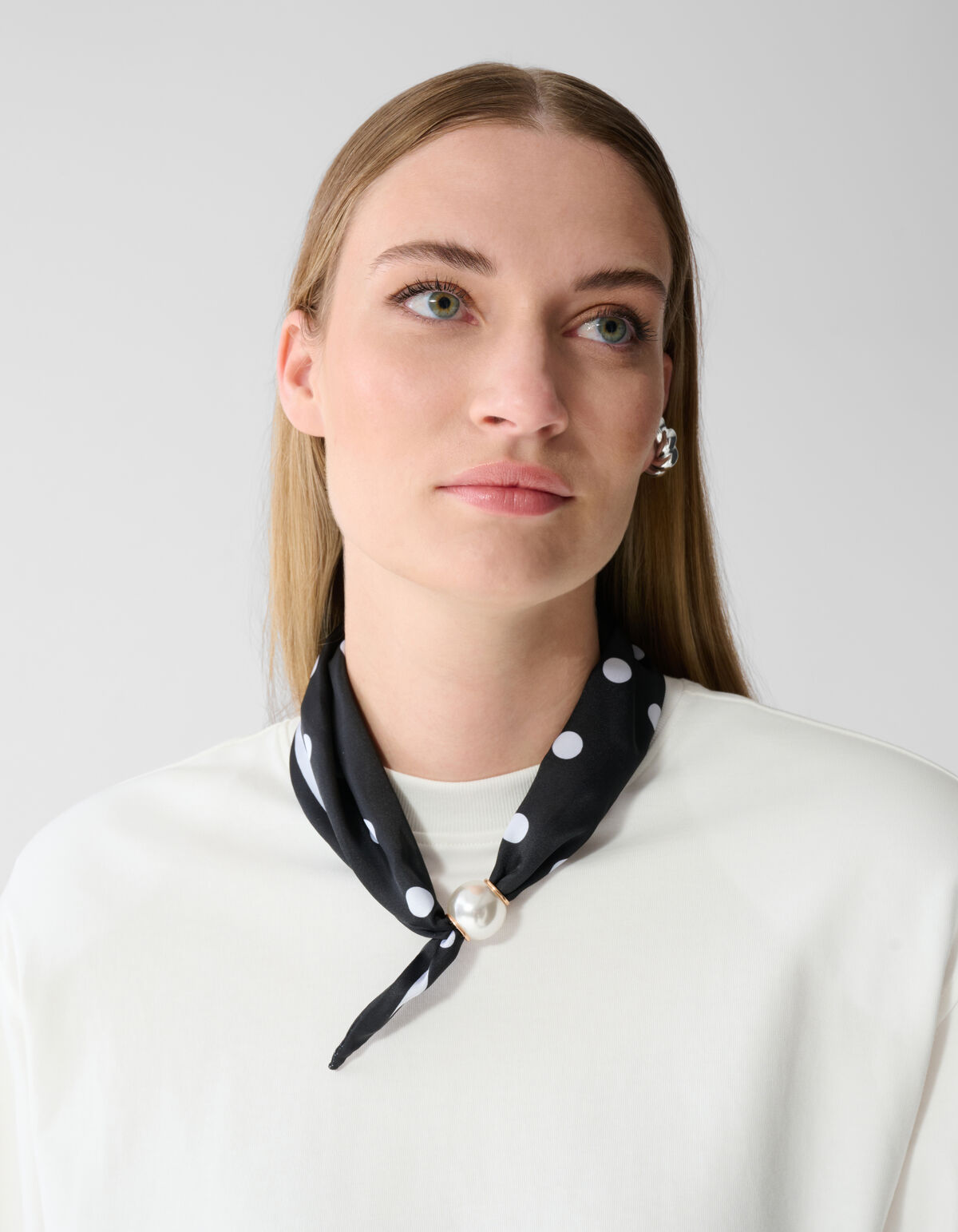 Perlenbesetzter Schal mit Kette Schwarz/Wei&szlig; SHOEBY ACCESSOIRES