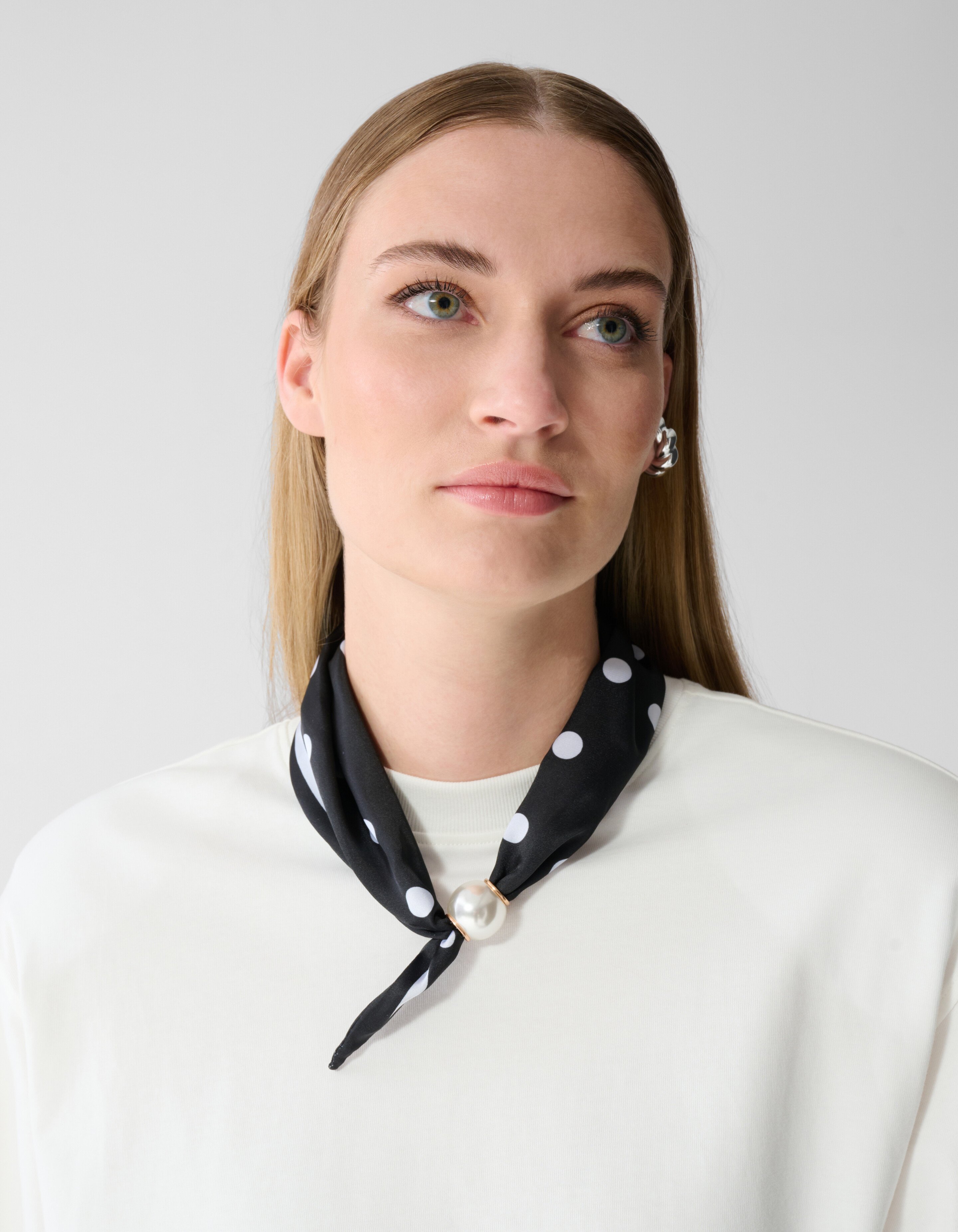 Perlenbesetzter Schal mit Kette Schwarz/Wei&szlig; SHOEBY ACCESSOIRES