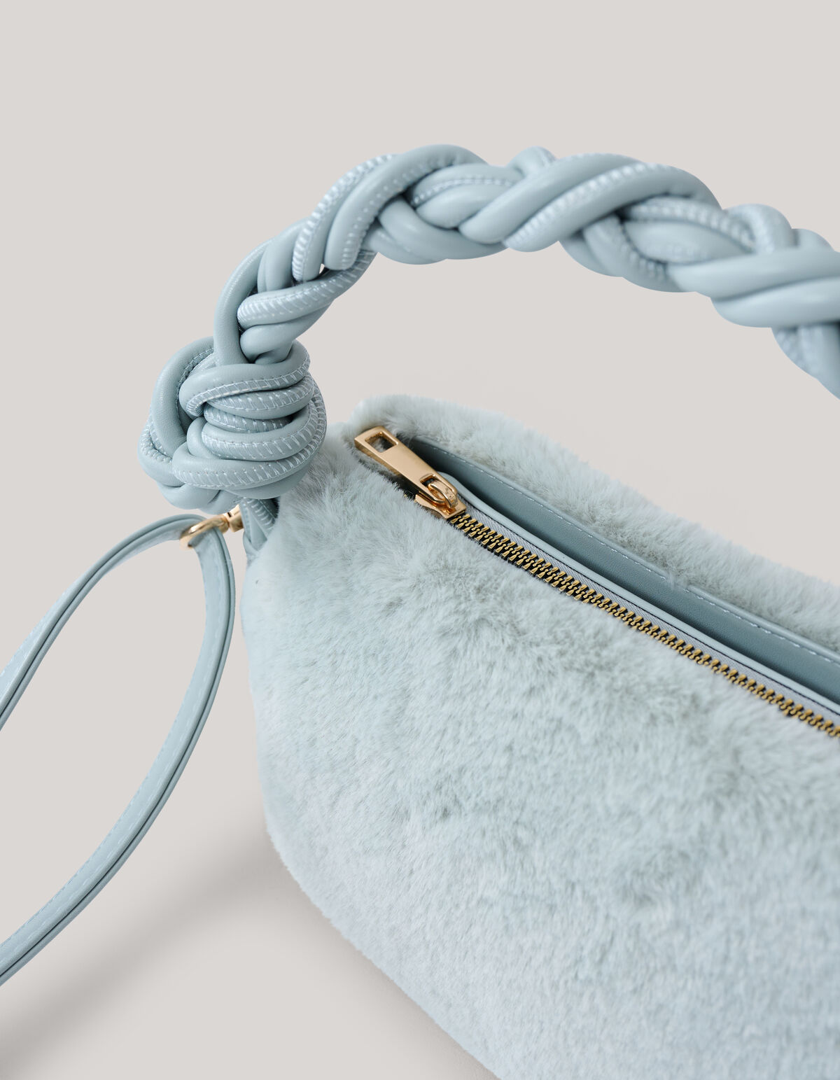 Flauschige Tasche hellblau SHOEBY ACCESSOIRES