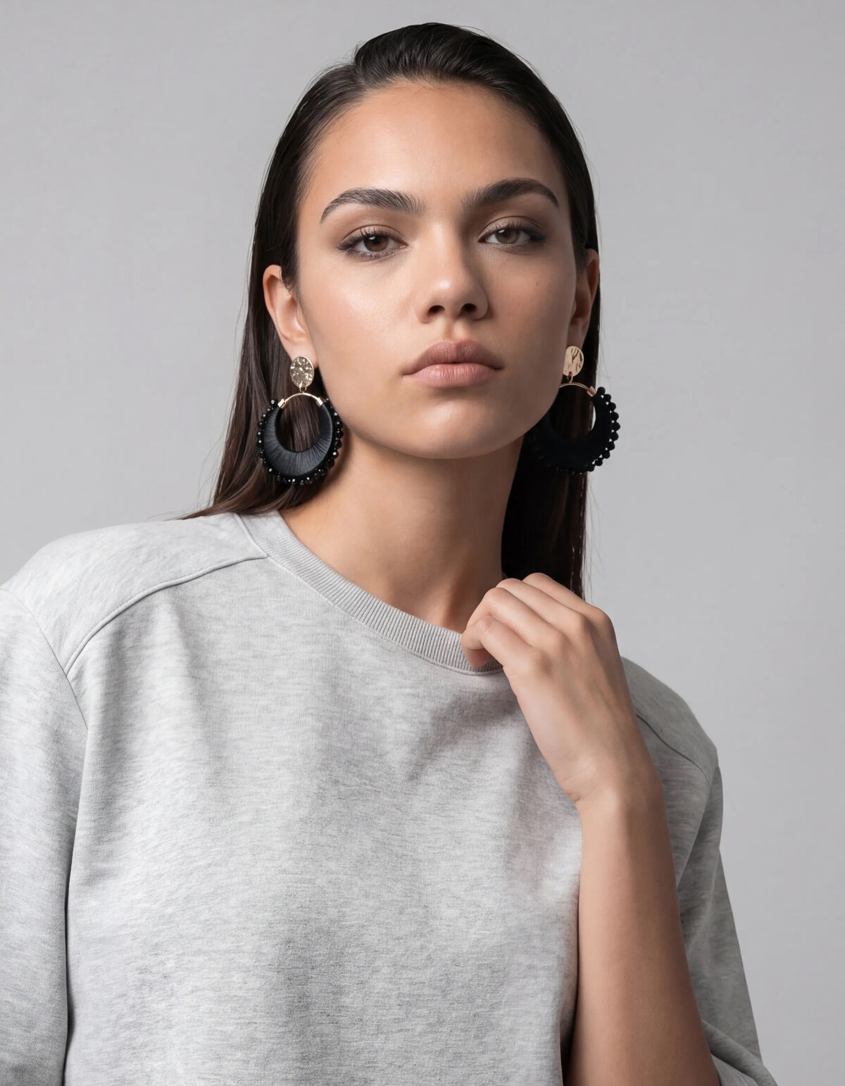 Perlenbesetzte Raffia-Ohrringe Schwarz SHOEBY ACCESSOIRES